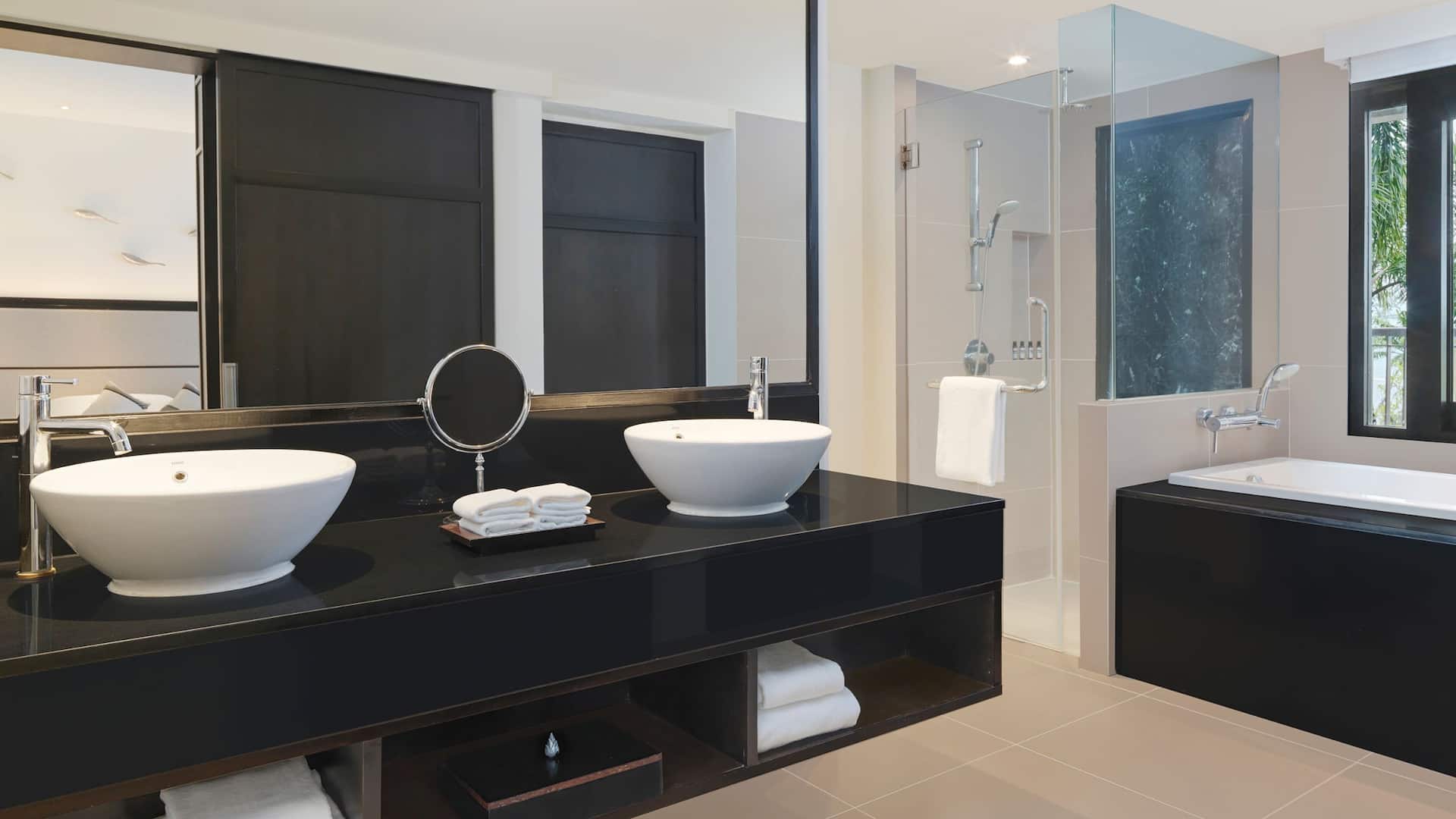 3 จาก 3 Hyatt Regency Phuket Resort Hyatt Regency Phuket Resort Family Room Bathroom