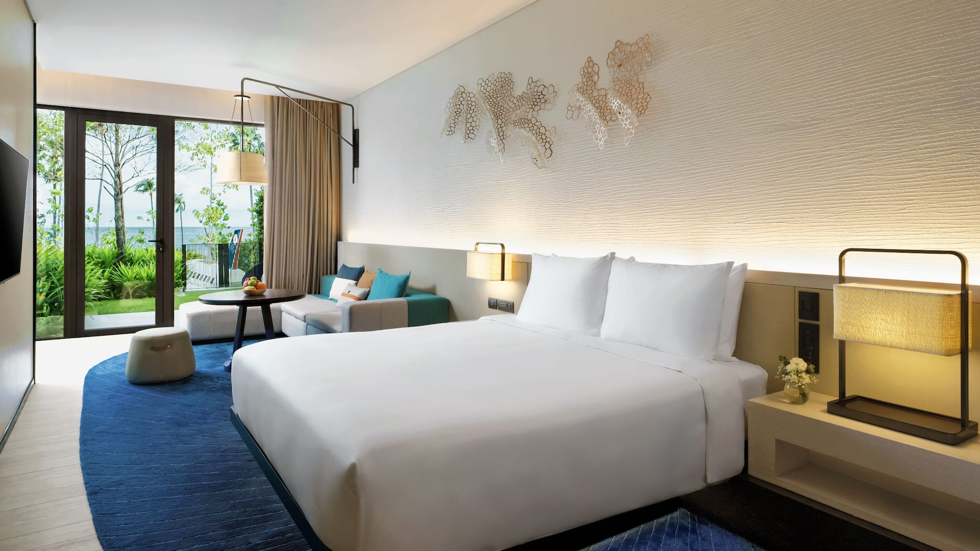 3 of 6 i One King Bed Premier