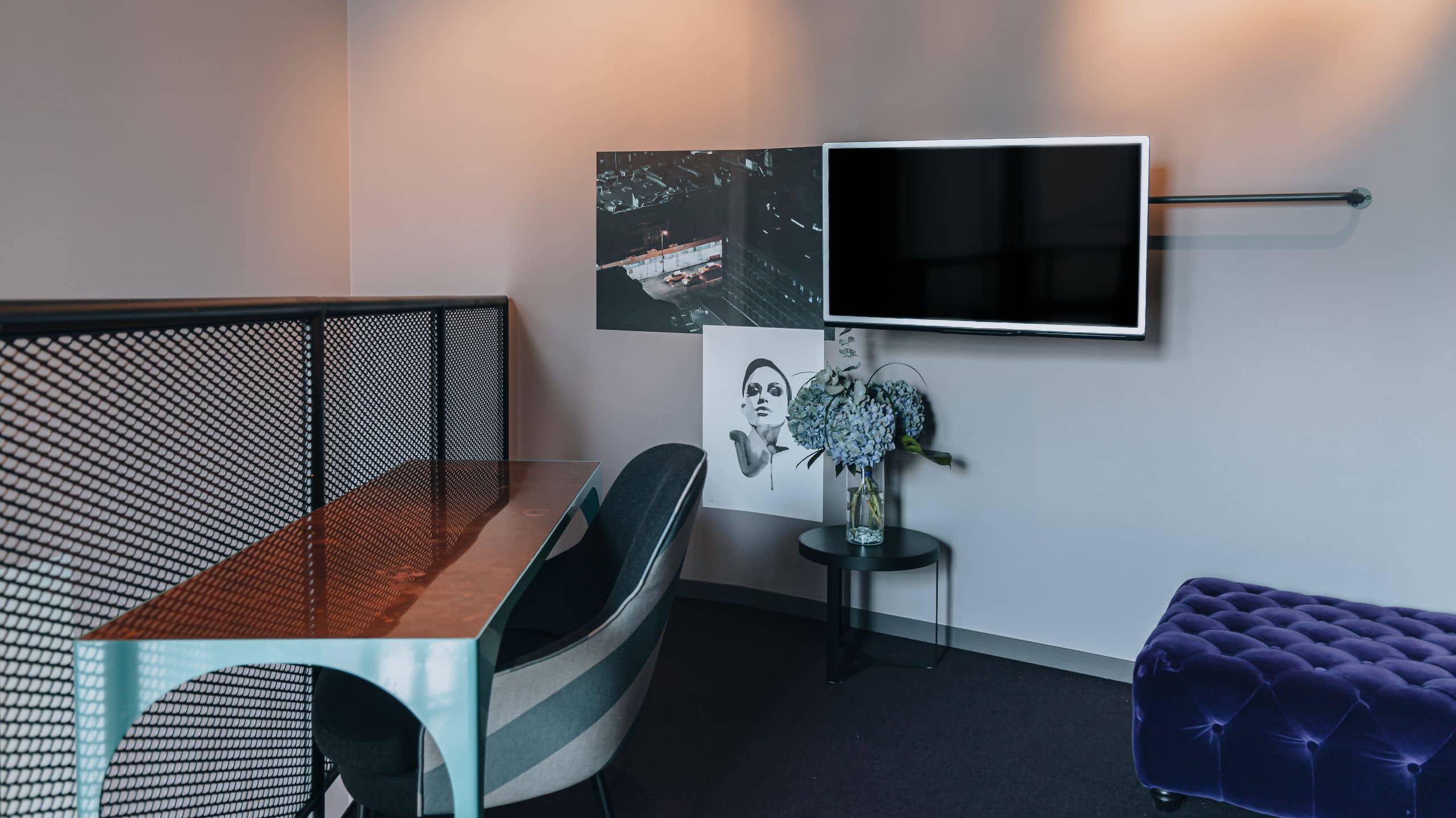 3 von 8 Story Hotel Signalfabriken, part of JdV by Hyatt Family Loft Desk