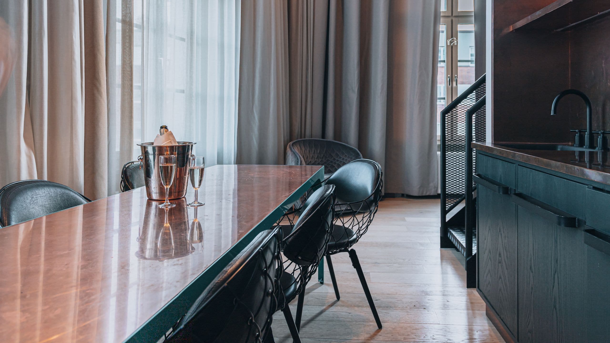 3 von 9 Story Hotel Signalfabriken, part of JdV by Hyatt Family Duplex Dining