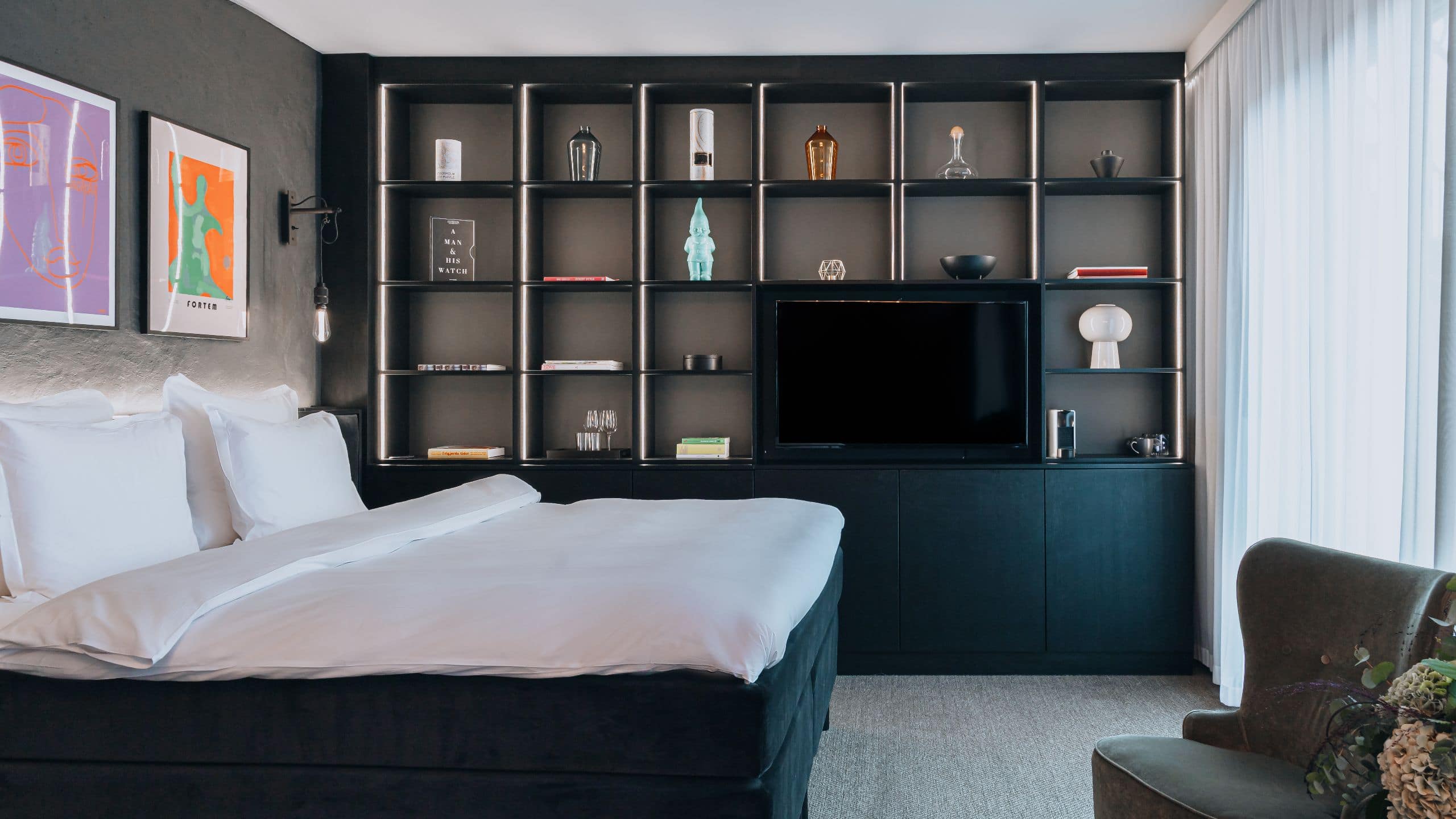 4 von 10 Story Hotel Riddargatan, part of JdV by Hyatt Deluxe King Guestroom Balcony
