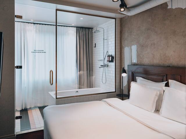 Queen Deluxe Guestroom