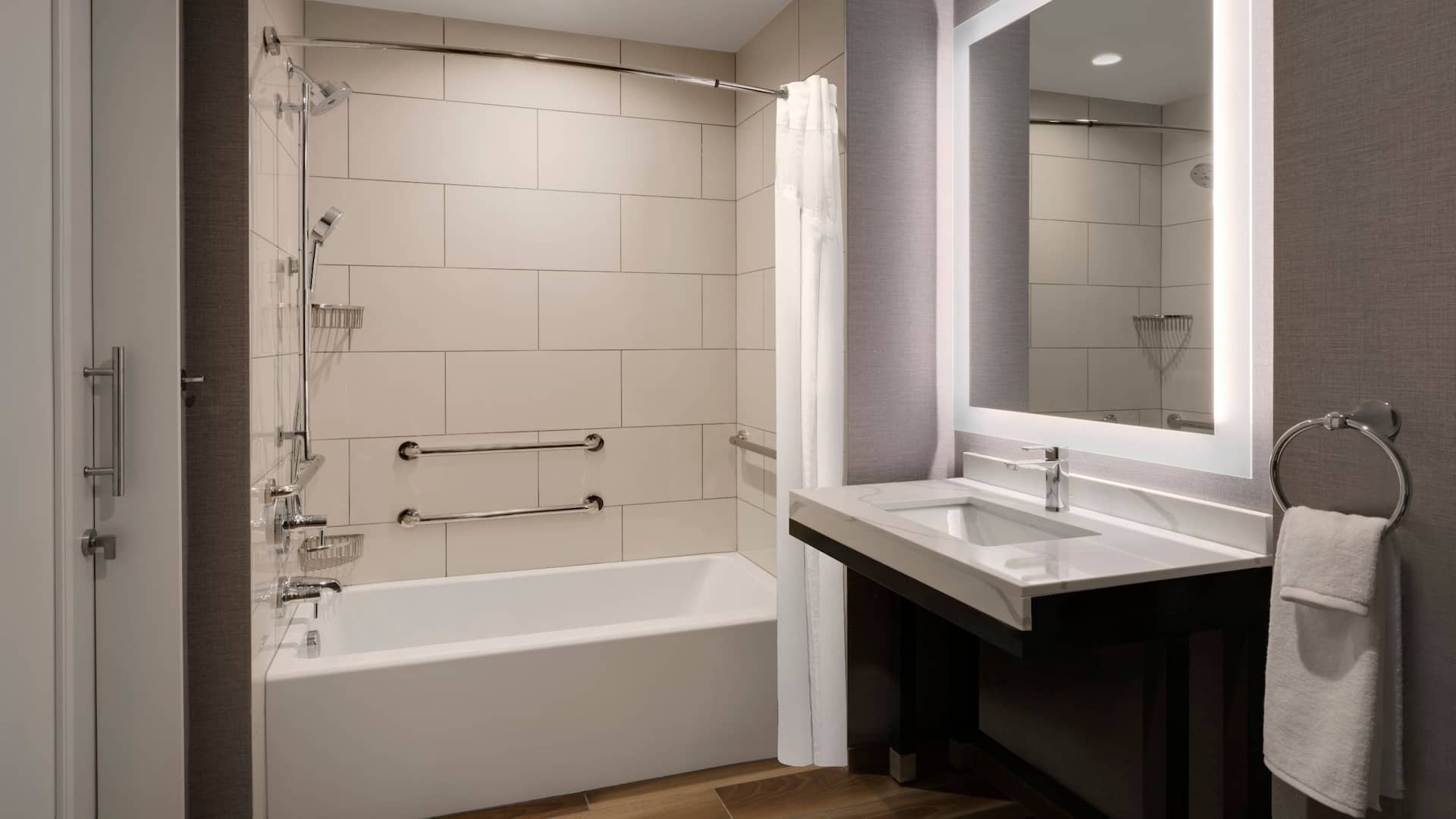 3/3 Hyatt Place LAX / Century Blvd ADA Bathroom Bathtub