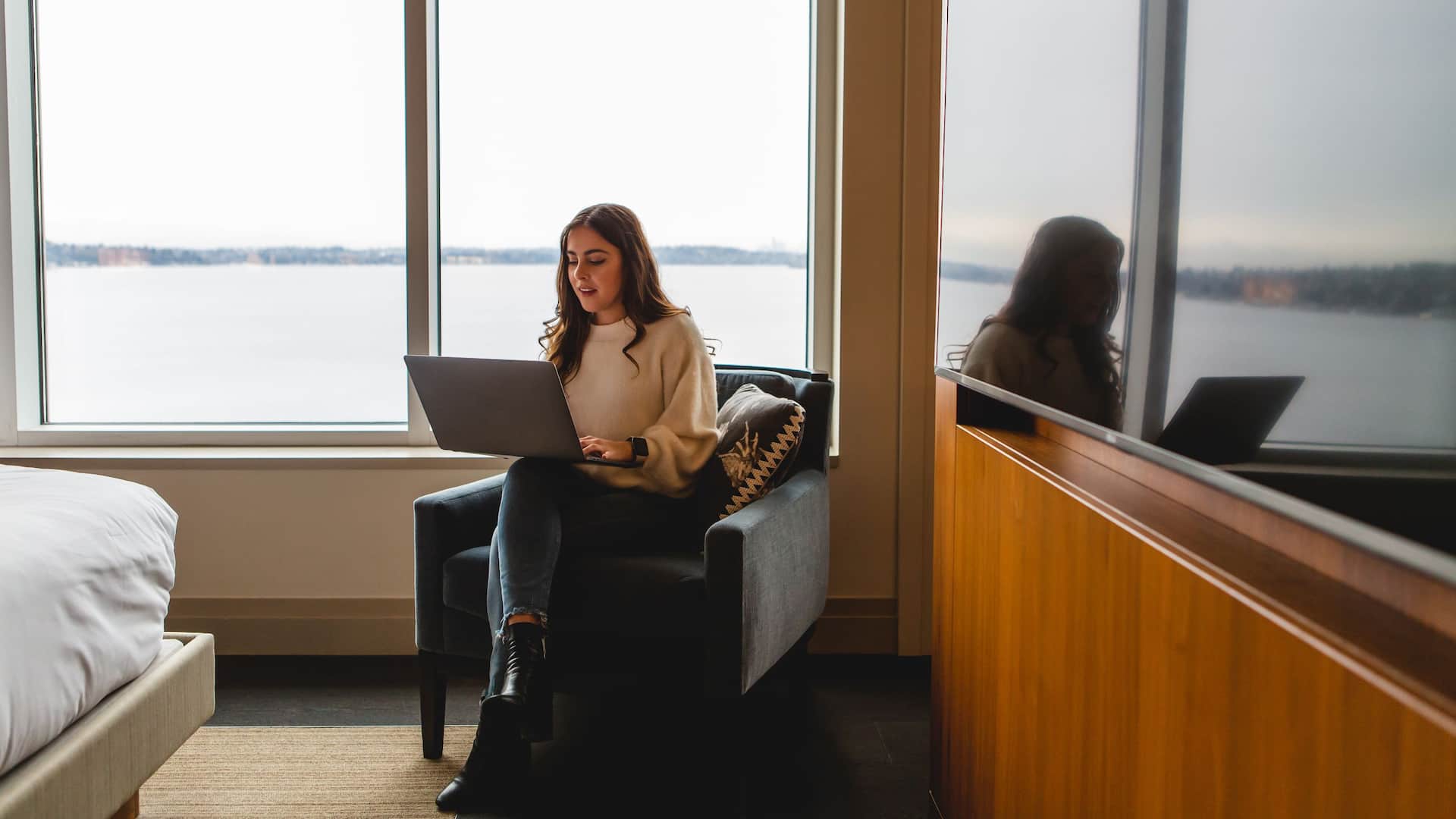 Hyatt Regency Lake Washington at Seattle's Southport Guest On Laptop Chair