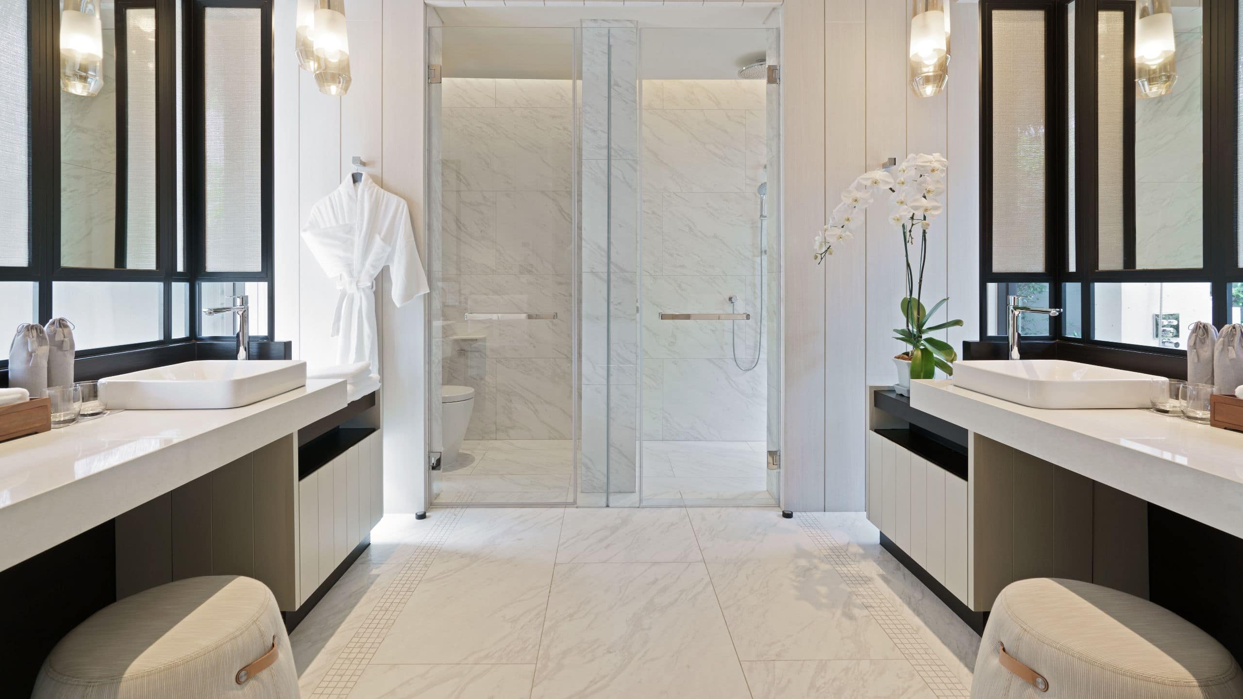 リラックスできるラグジュアリーな空間：オーシャンフロントのプール