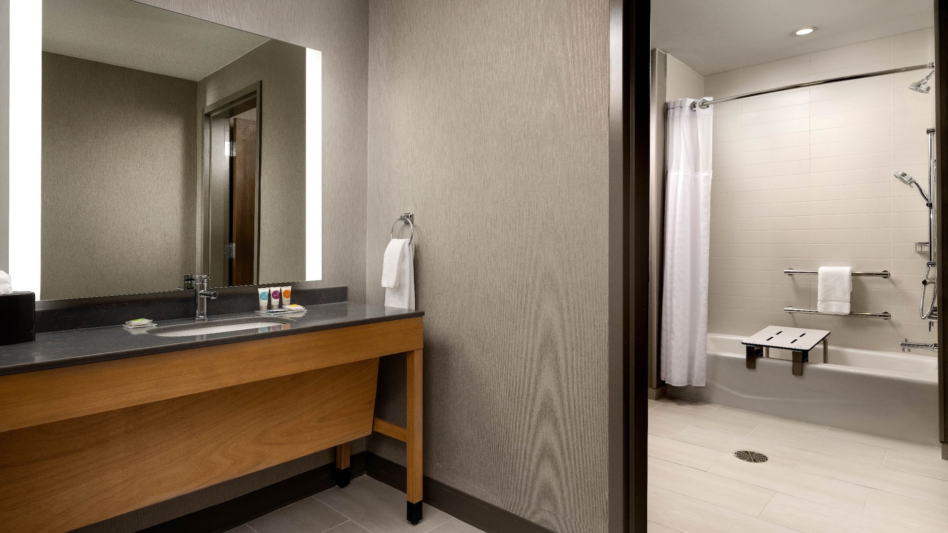 Hyatt Place Amarillo - West Bathroom Accesible Tub