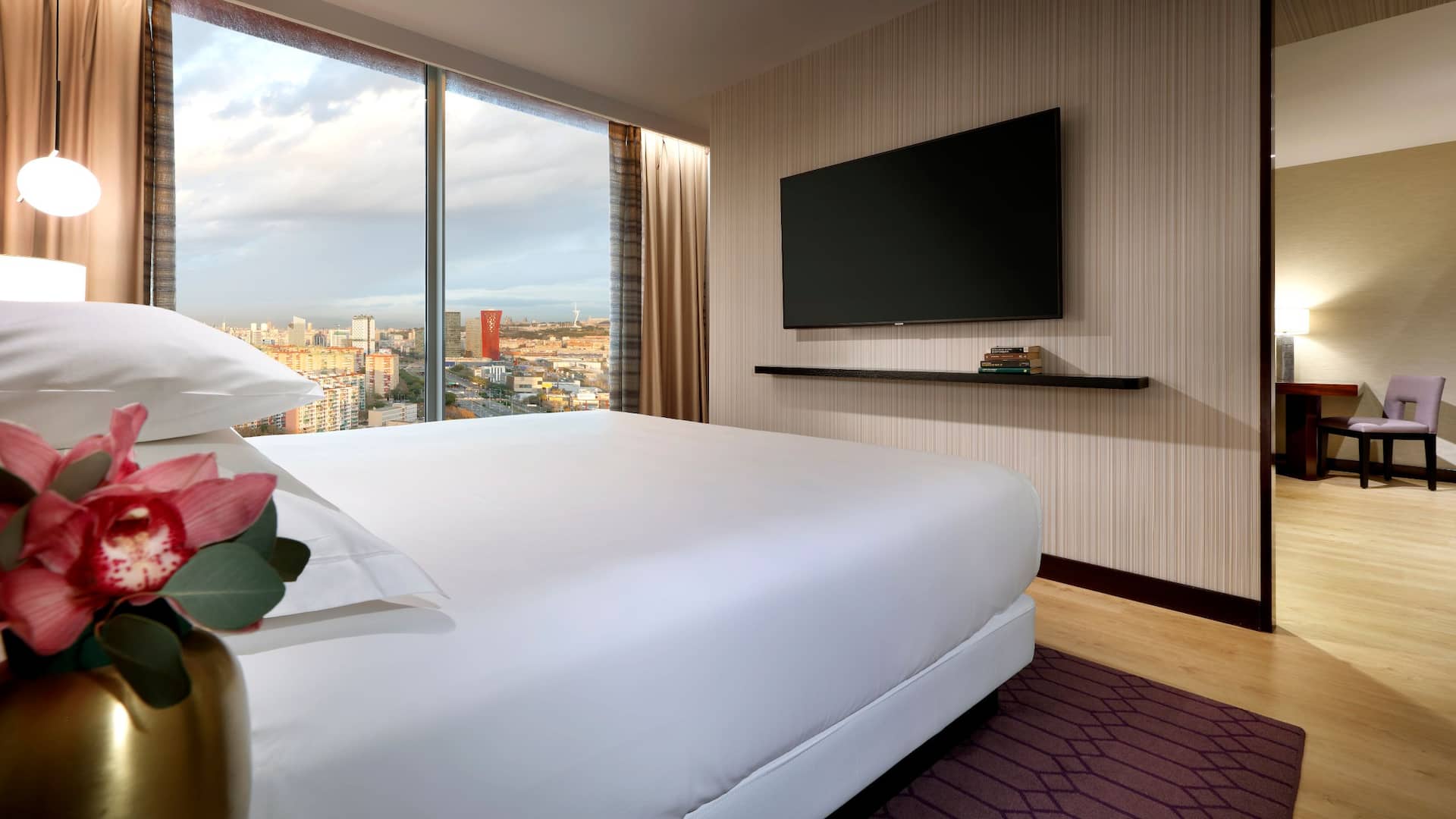 2 de 8 Hyatt Regency Barcelona Tower Executive Suite Bedroom