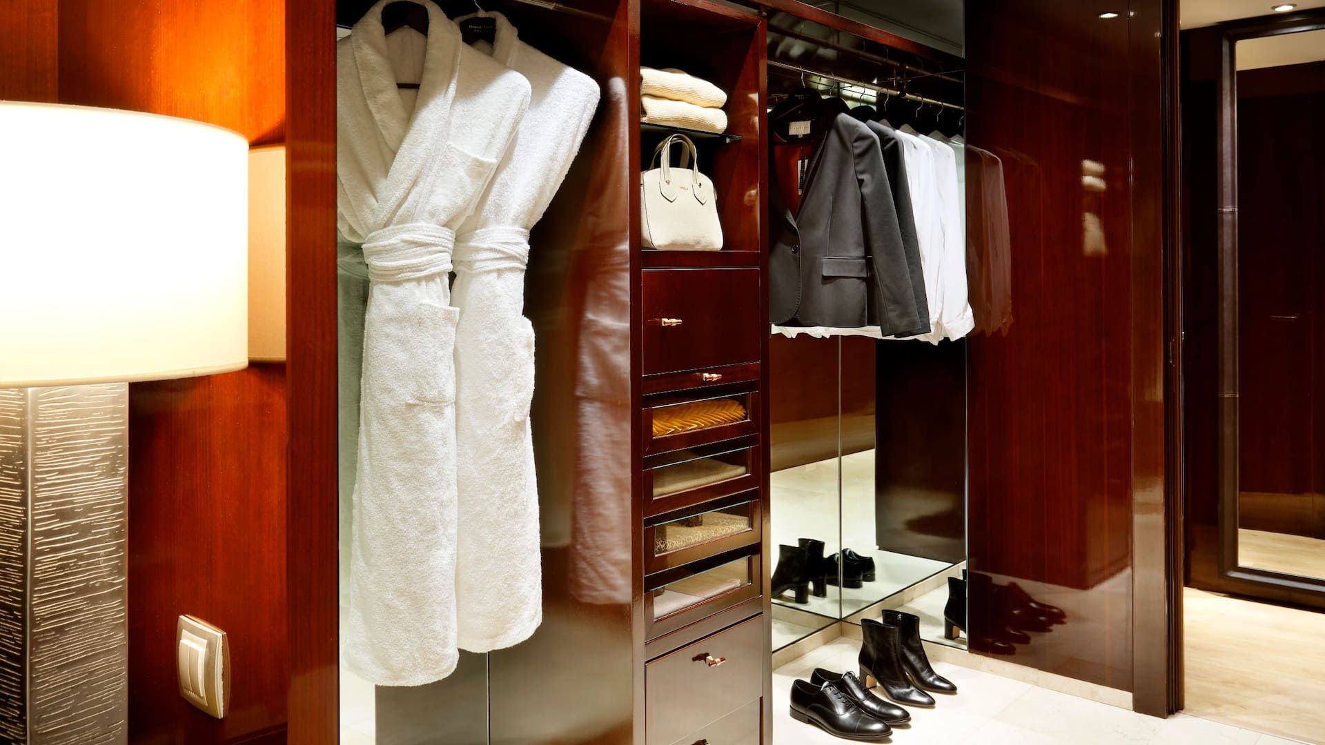 4 de 8 Hyatt Regency Barcelona Tower Executive Suite Closet