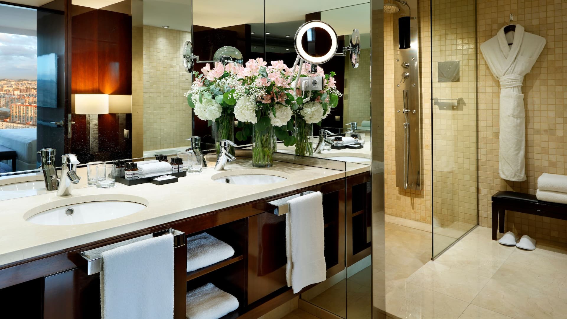 5 de 5 Hyatt Regency Barcelona Tower Executive Suite Two Twin Bathroom Vanity