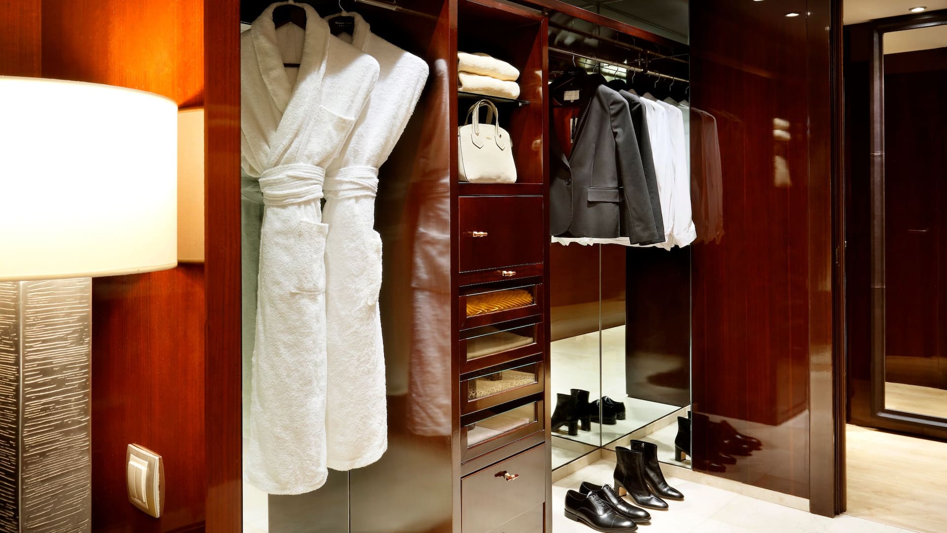 Hyatt Regency Barcelona Tower Executive Suite Two Twin Room Closet