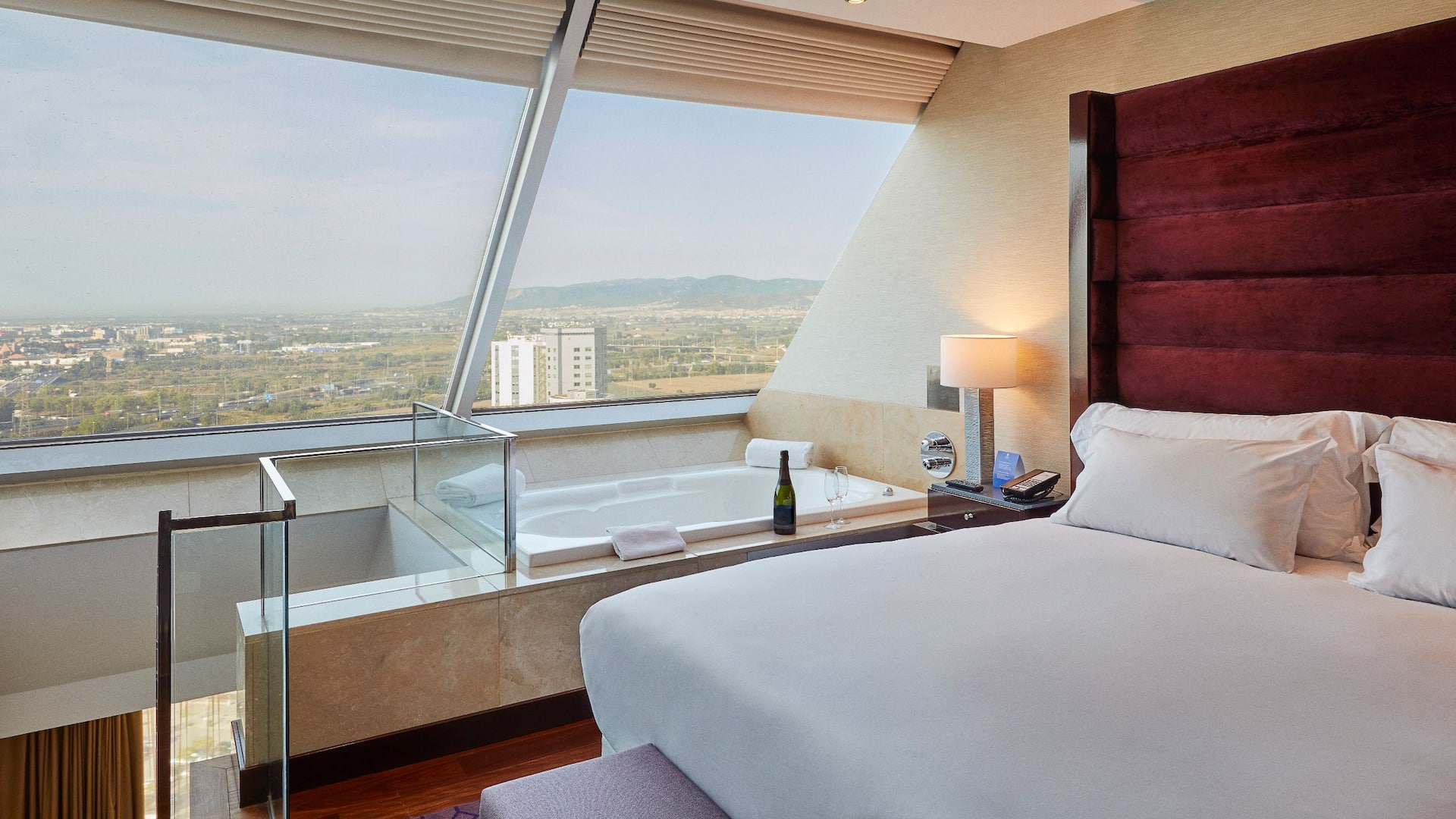 2 de 5 Hyatt Regency Barcelona Tower Duplex Suite Bedroom