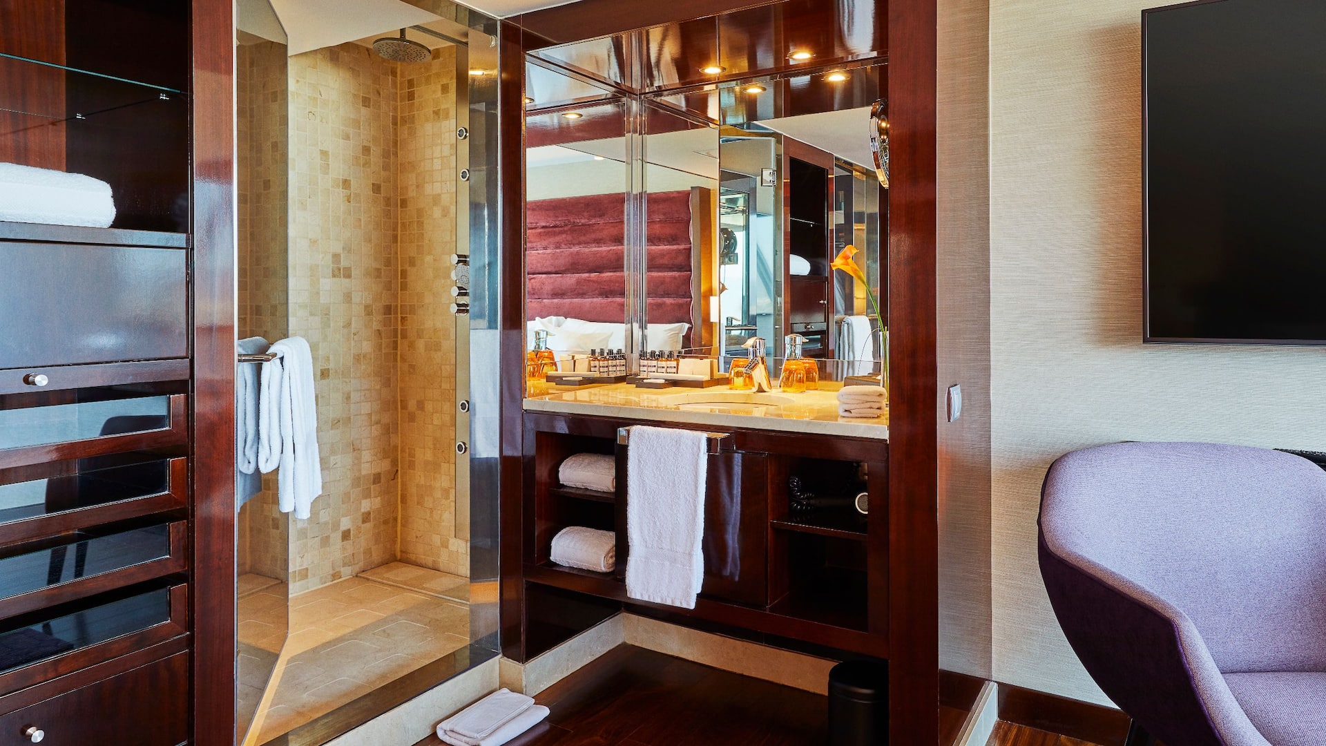 4 de 5 Hyatt Regency Barcelona Tower Duplex Suite Bathroom Vanity