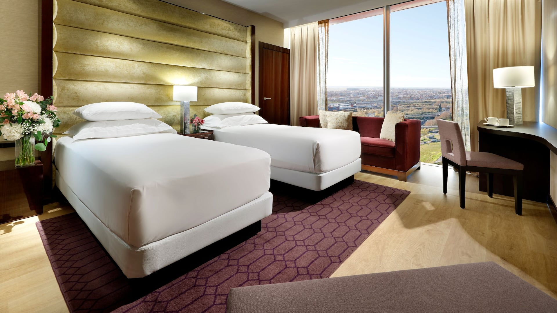 4 de 5 Hyatt Regency Barcelona Tower Two Twin Guestroom