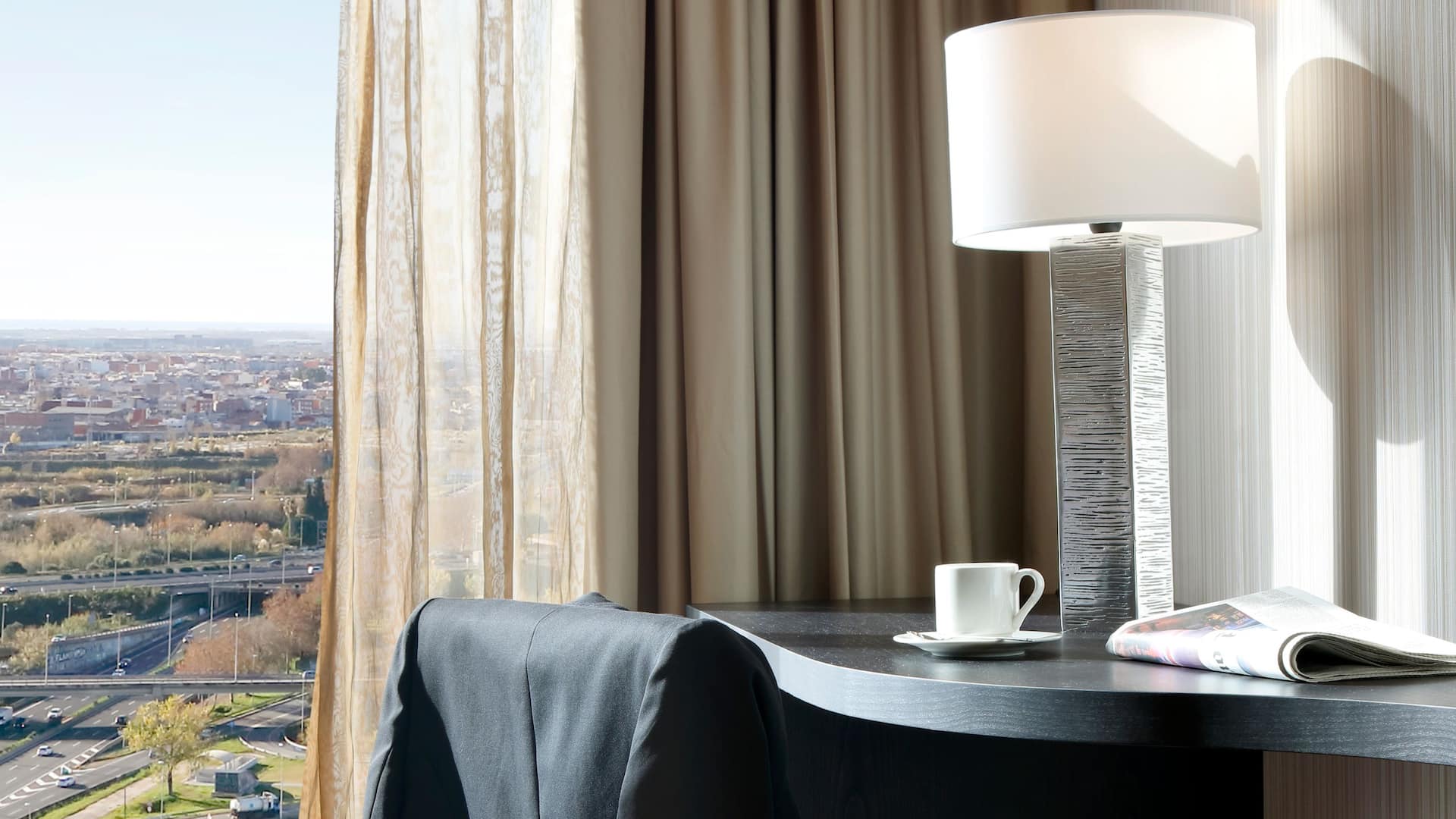 2 de 5 Hyatt Regency Barcelona Tower Two Twin Guestroom Desk