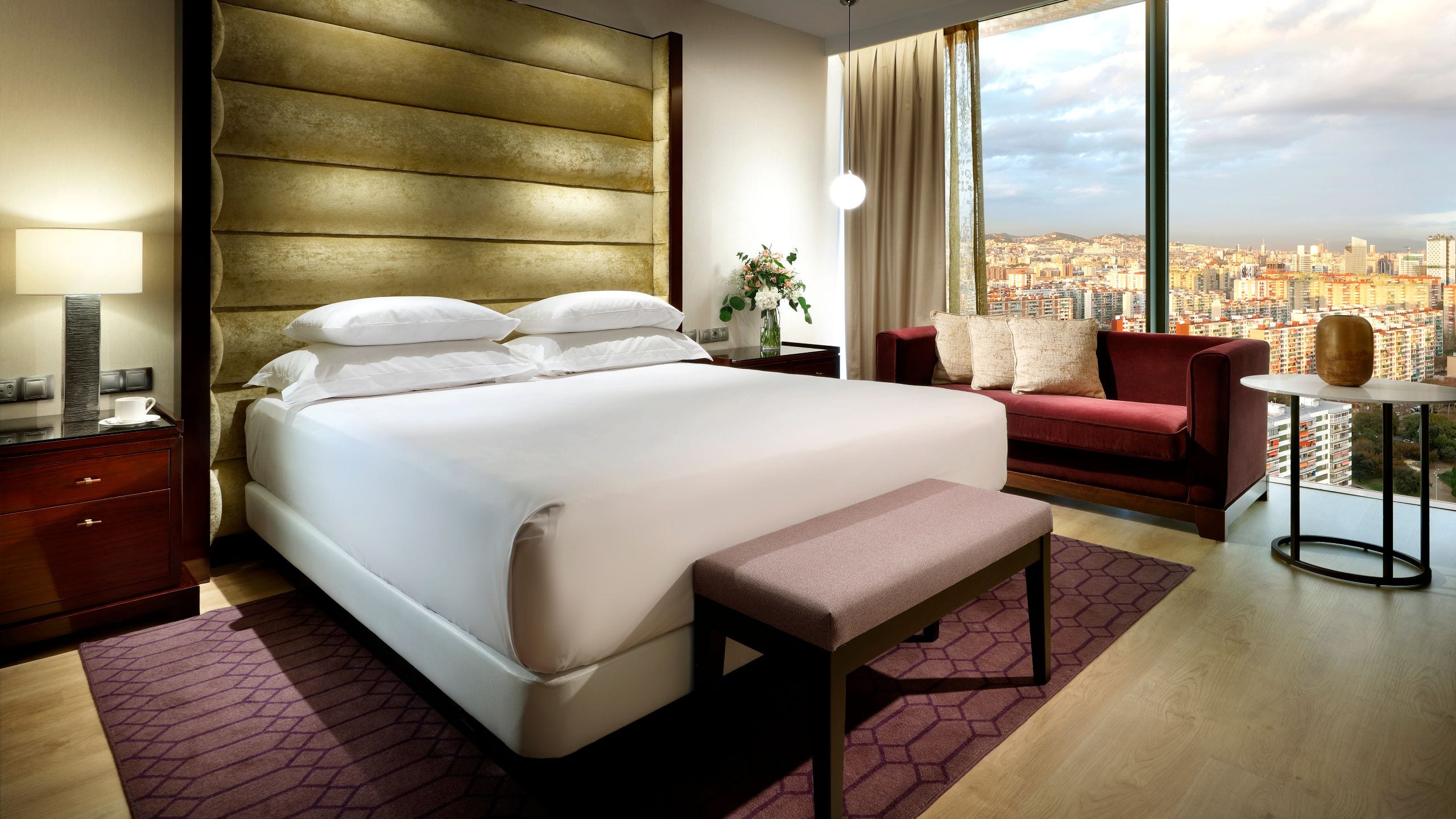 バルセロナ空港と市内中心部の間にご用意した広々とした客室とスイート。