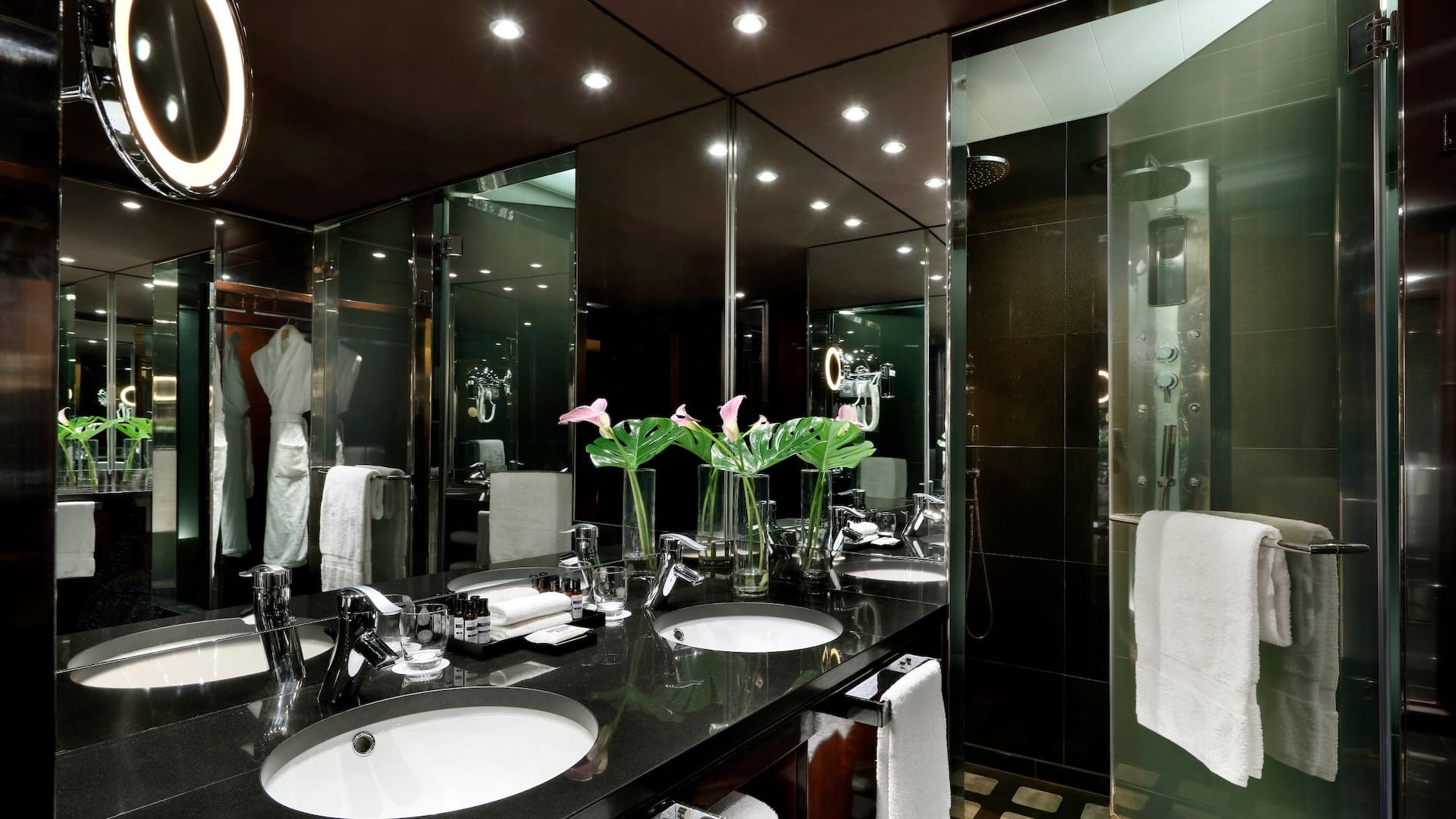 3 de 5 Hyatt Regency Barcelona Tower King Guestroom Bathrooom