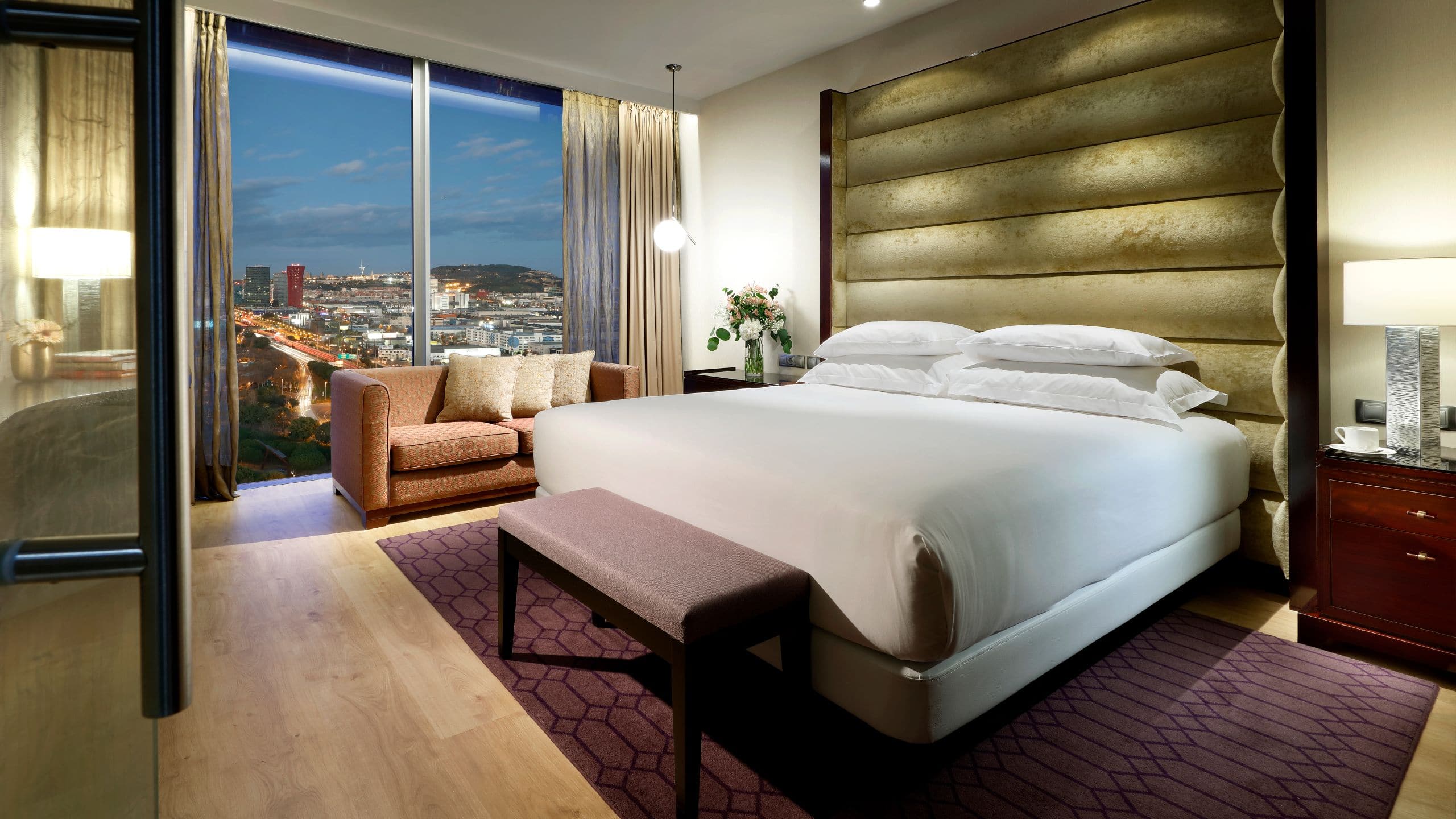 バルセロナ空港と市内中心部の間にご用意した広々とした客室とスイート。