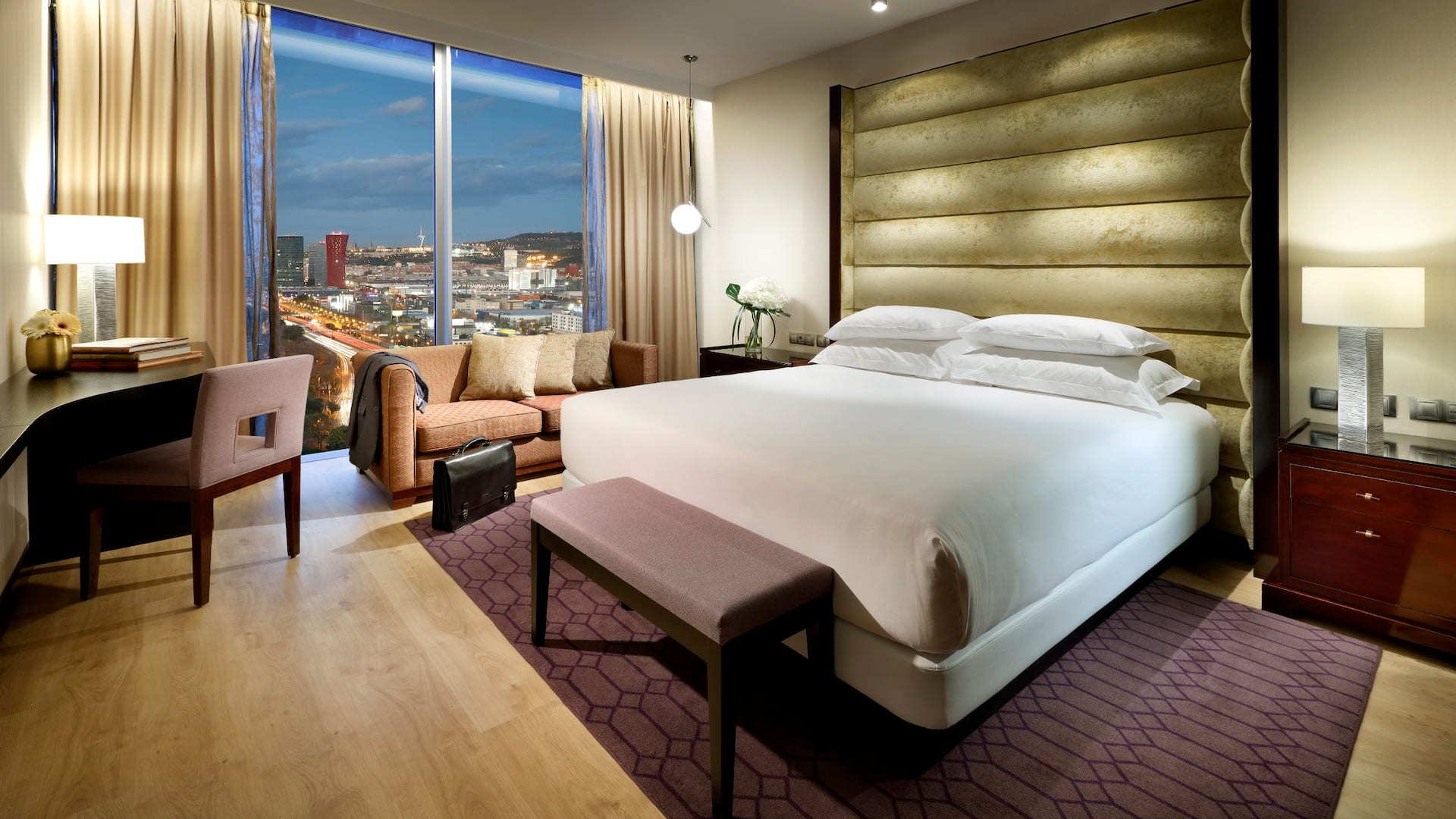 1 de 5 Hyatt Regency Barcelona Tower King City View Guestroom Layout