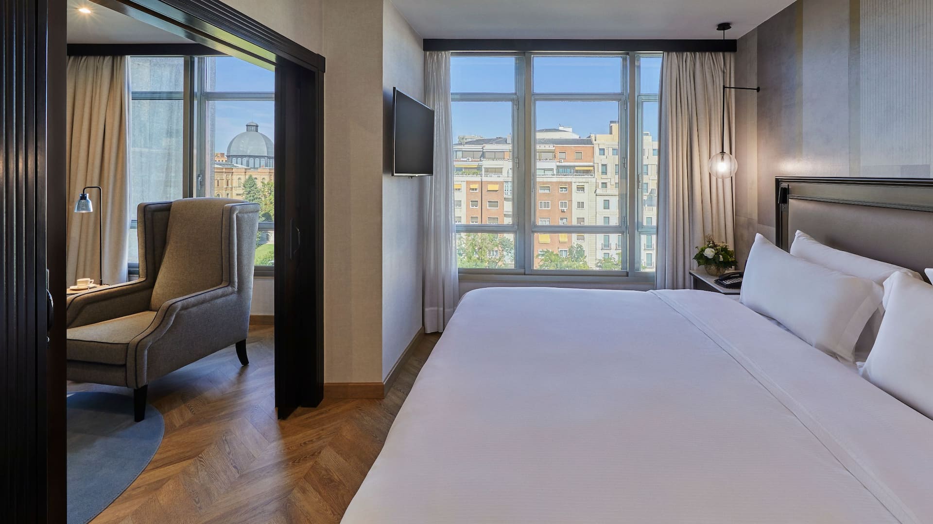 2 de 4 MADRM Executive Suite Room