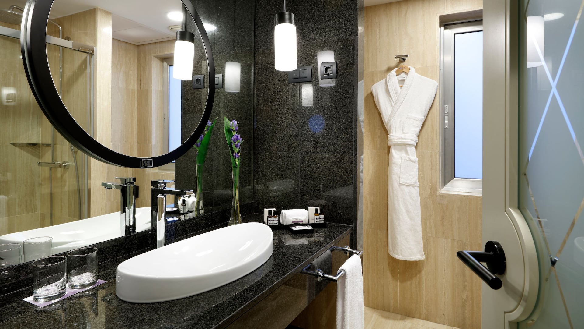 4 de 5 Hyatt Regency Hesperia Madrid King Bathroom