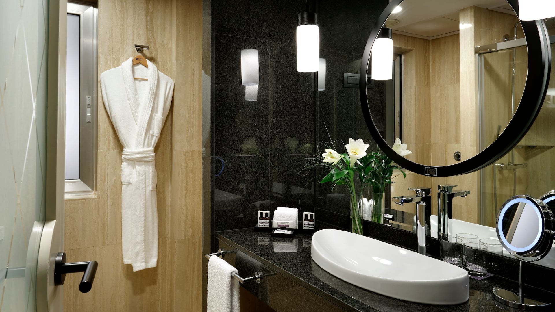 4 de 4 Hyatt Regency Hesperia Madrid King Guestroom With Terrace Bathroom