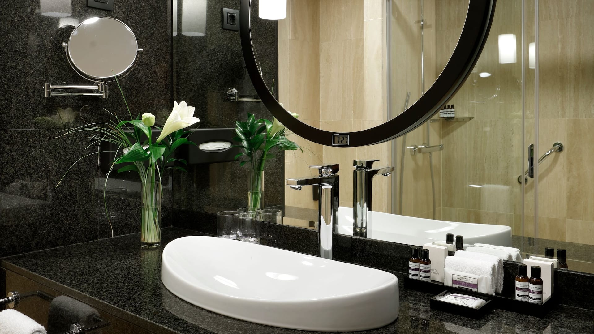 2 de 4 MADRM Twin Bed Deluxe Room Bathroom