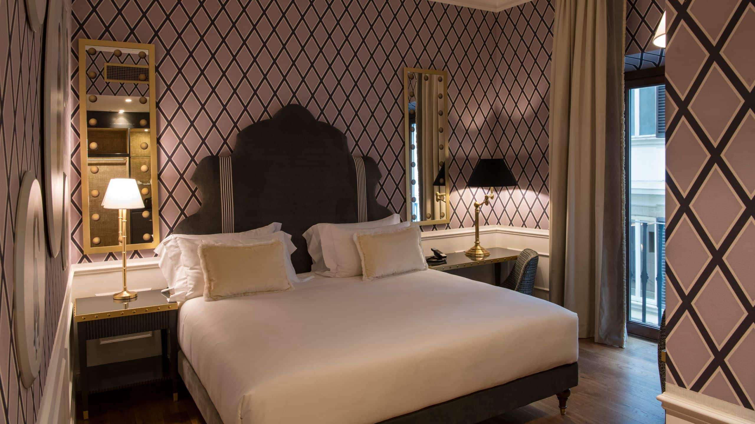 1 de 1 IL Tornabuoni Hotel King Deluxe Guestroom Bed