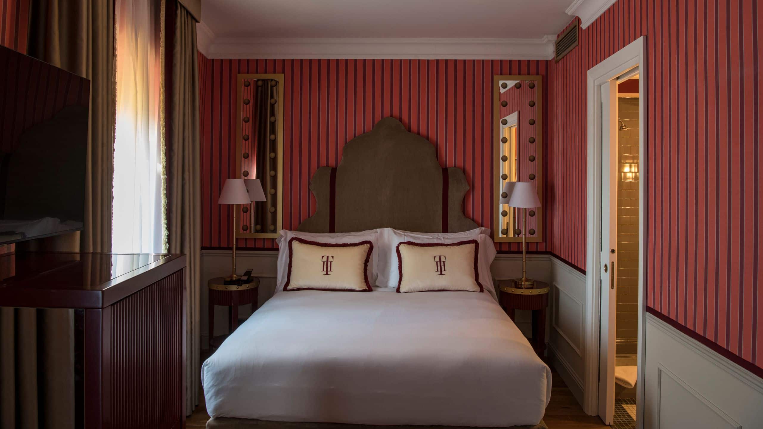 IL Tornabuoni Hotel King Premium Guestroom Bed