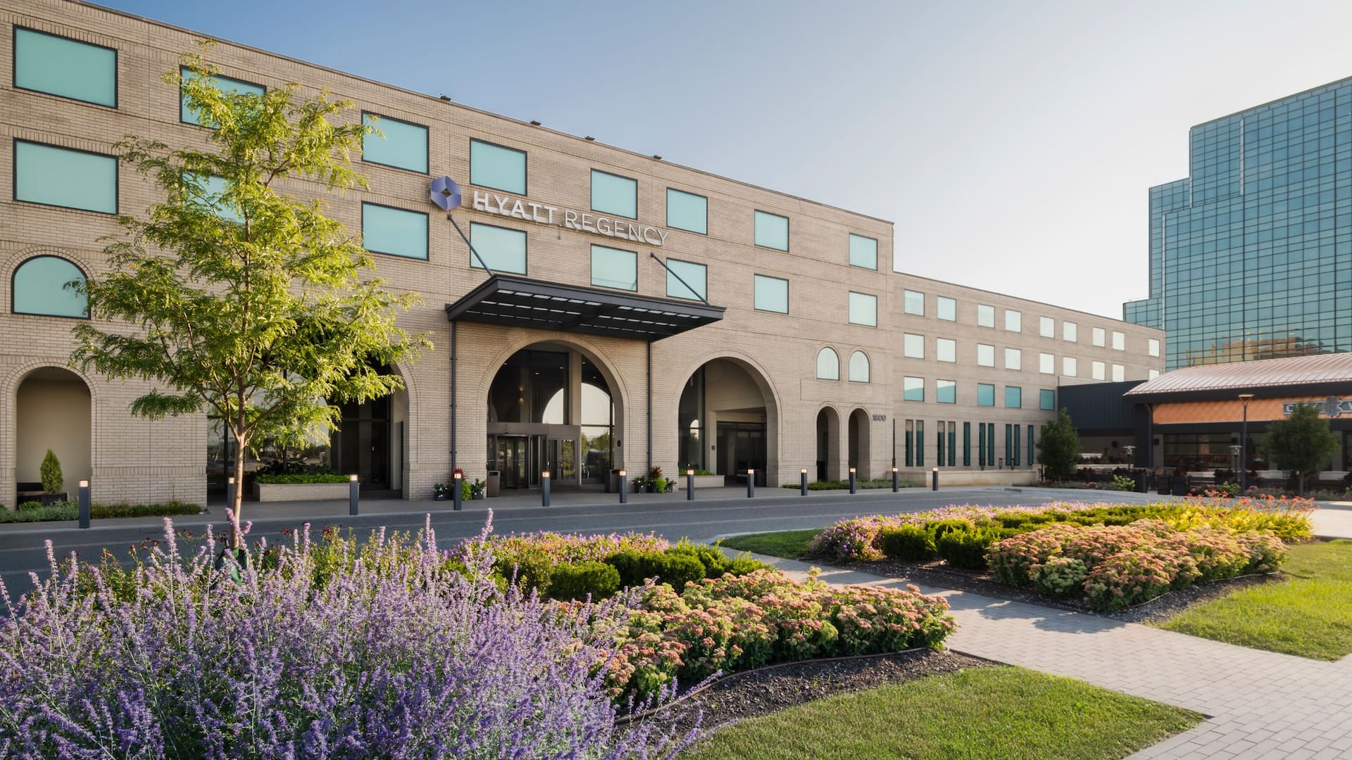 Hyatt Regency Schaumburg Front Hotel Close