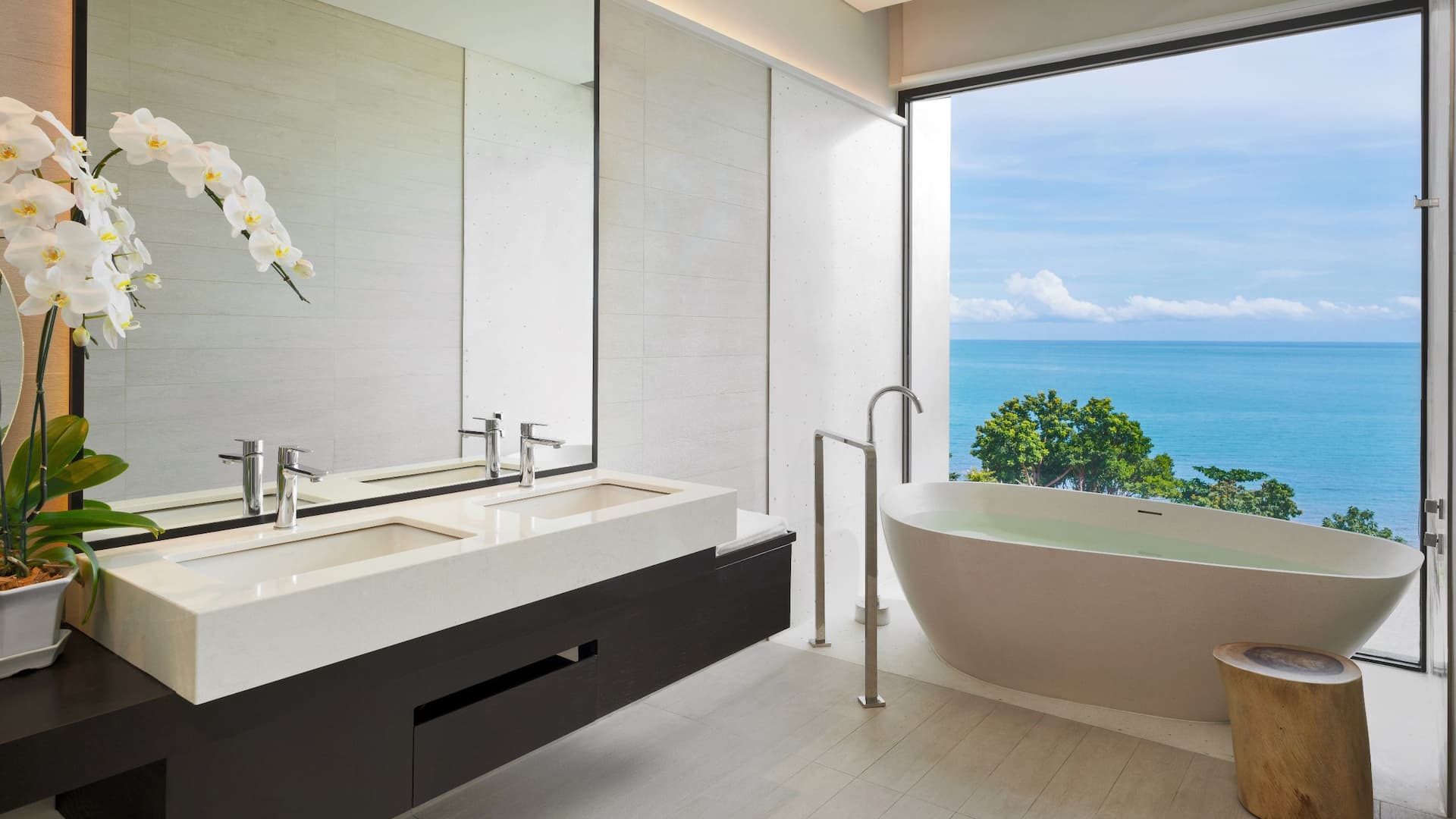 4 of 9 USMRK Regency Suite Bathroom
