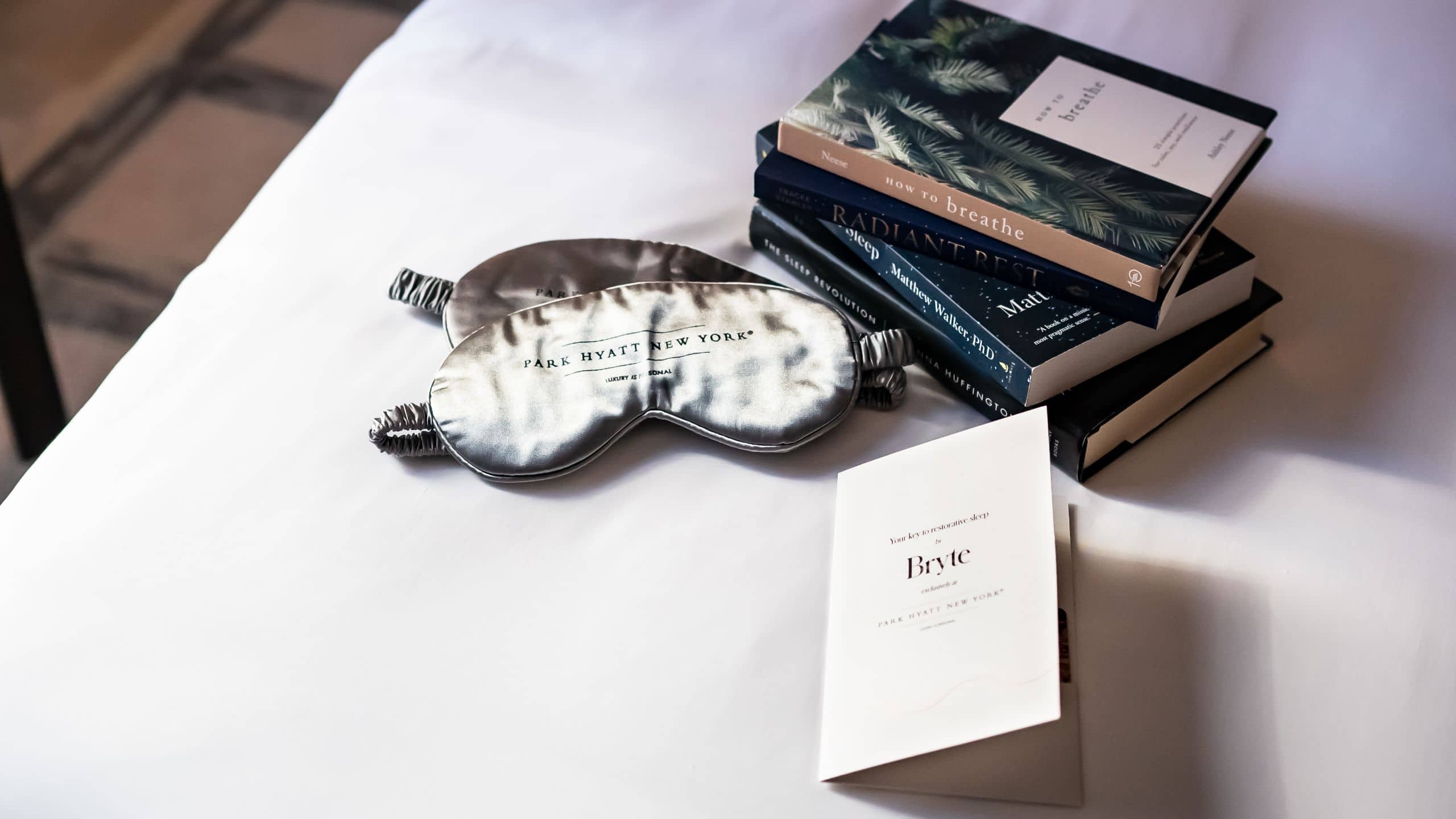 4 из 5 Sleepmask laying on a bed with a lamp in the background