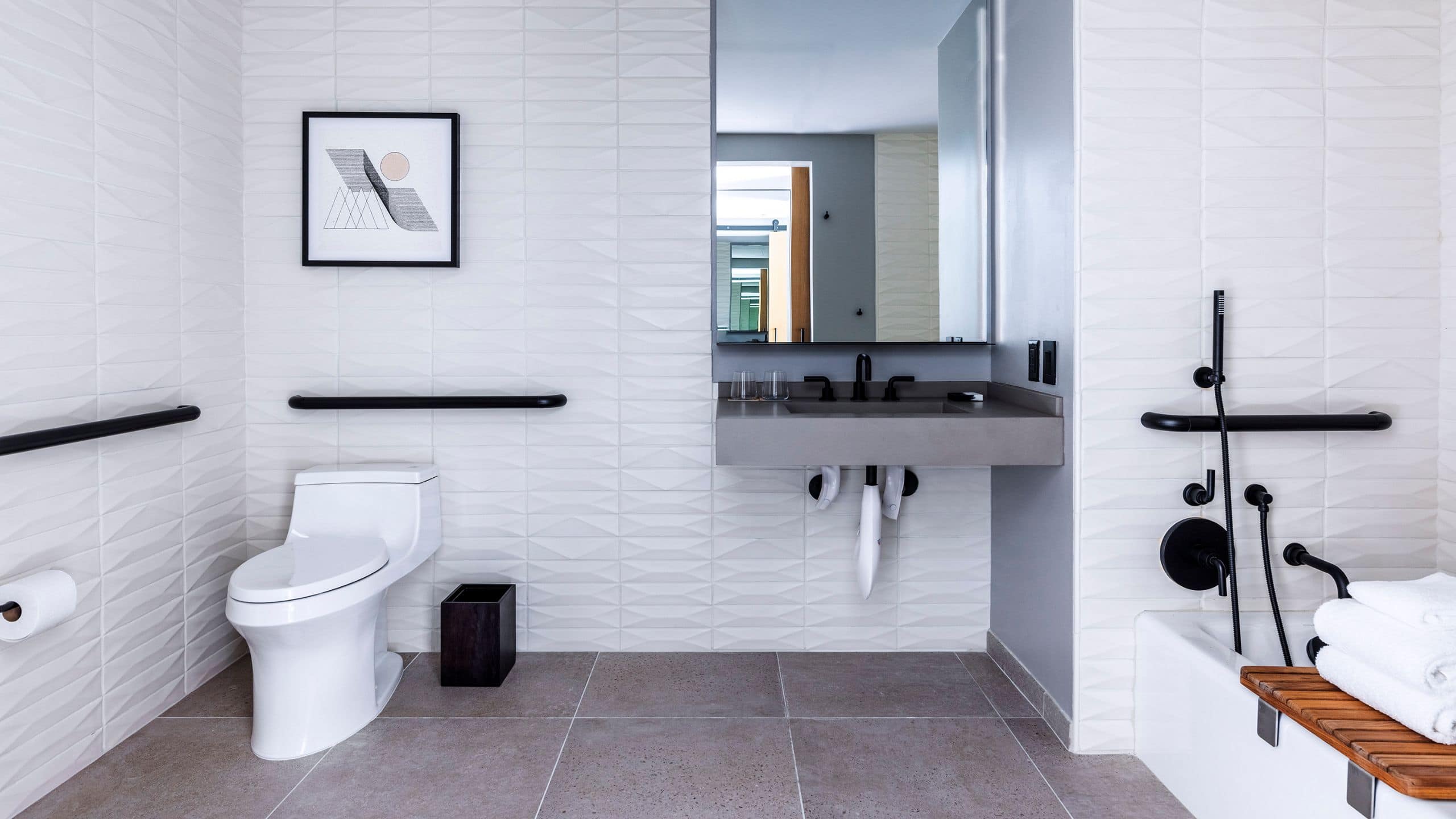 2 von 3 The Shay Ada Double Queen Bathroom