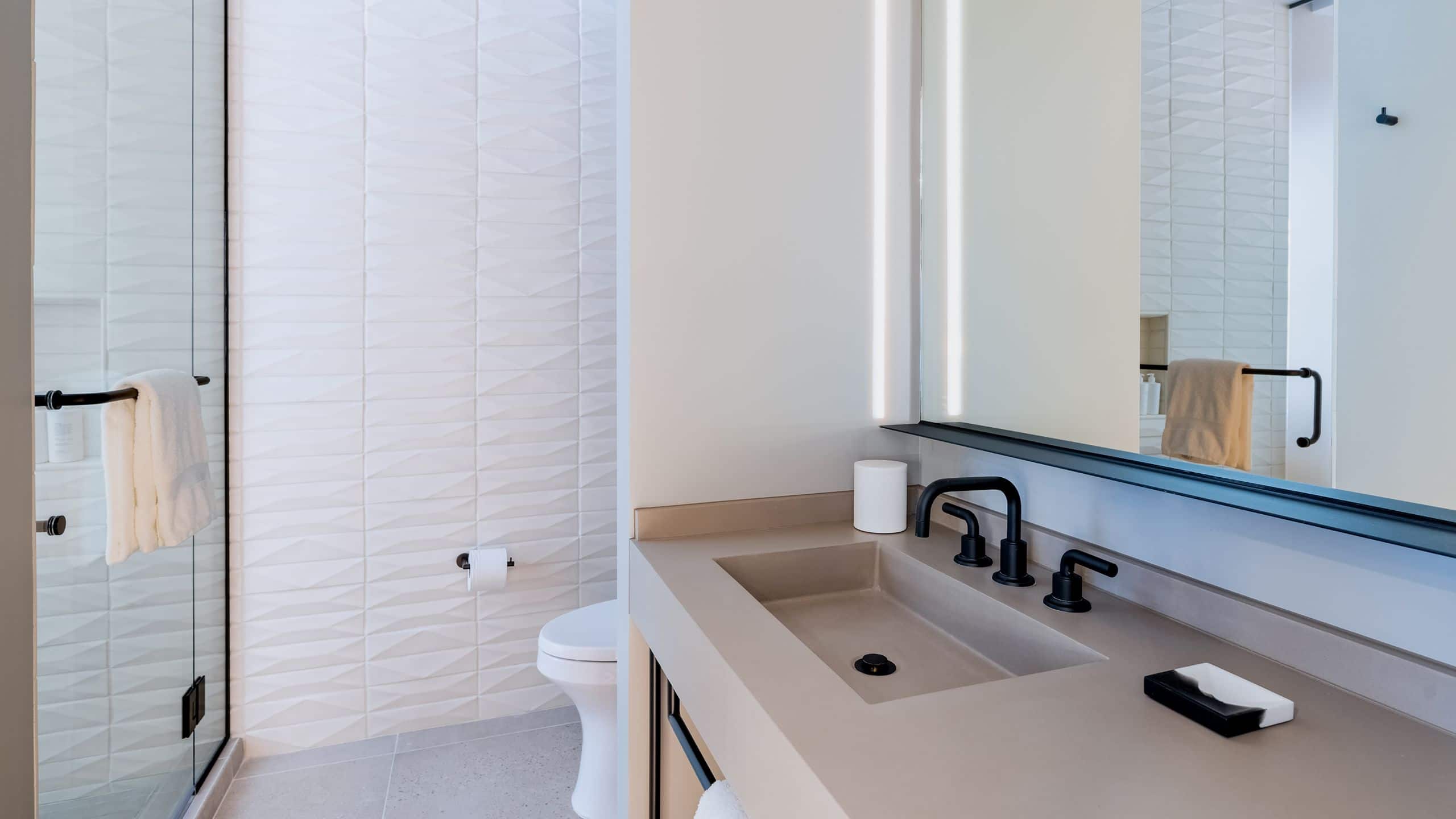 3 von 3 The Shay Double Queen Balcony Bathroom