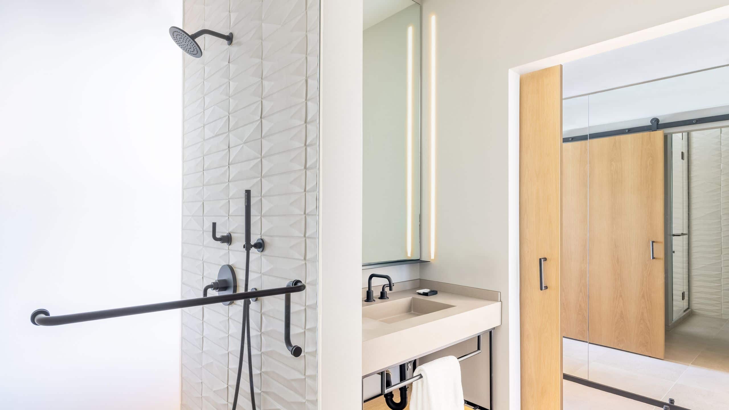 2 von 2 The Shay Hollywood Hills View King Bathroom