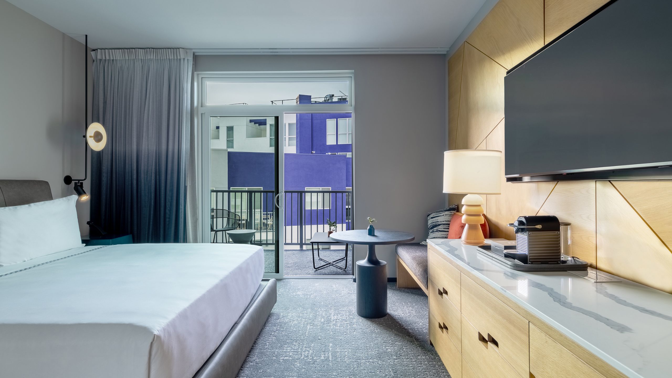 2 von 5 The Shay King Guestroom Balcony