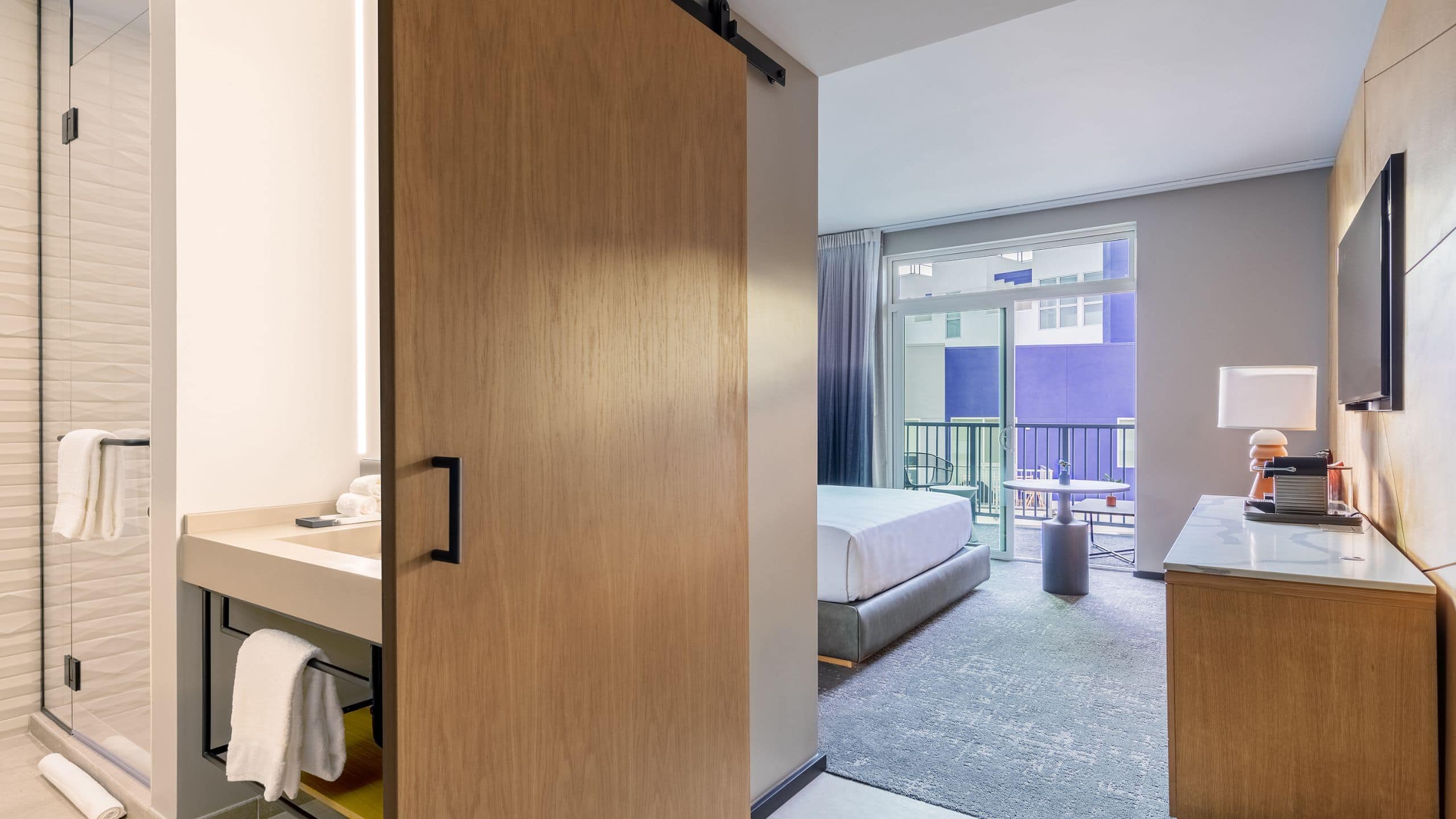 4 von 5 The Shay King Guestroom Balcony Entry