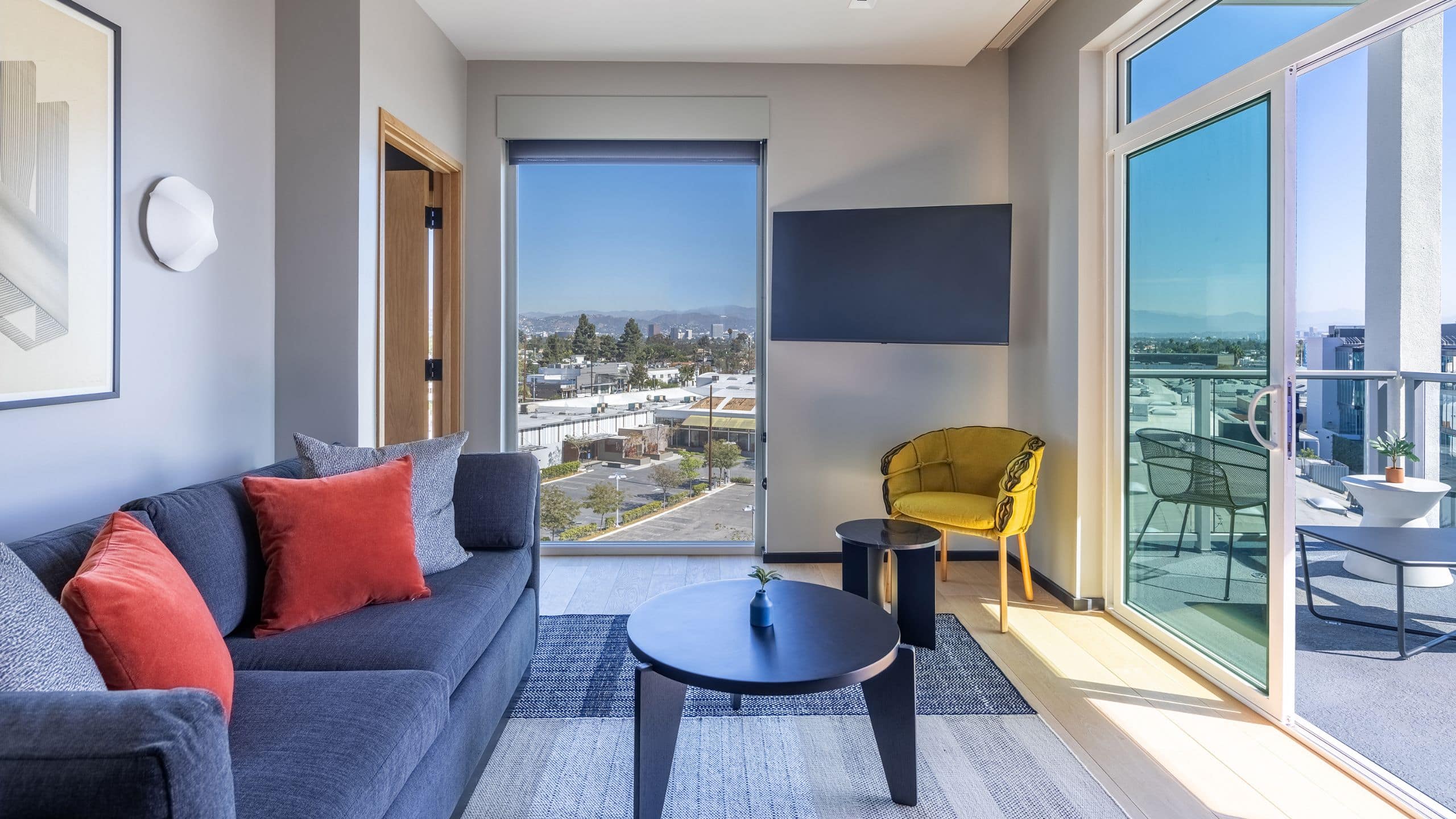 2 von 3 The Shay King Suite Balcony Living Room