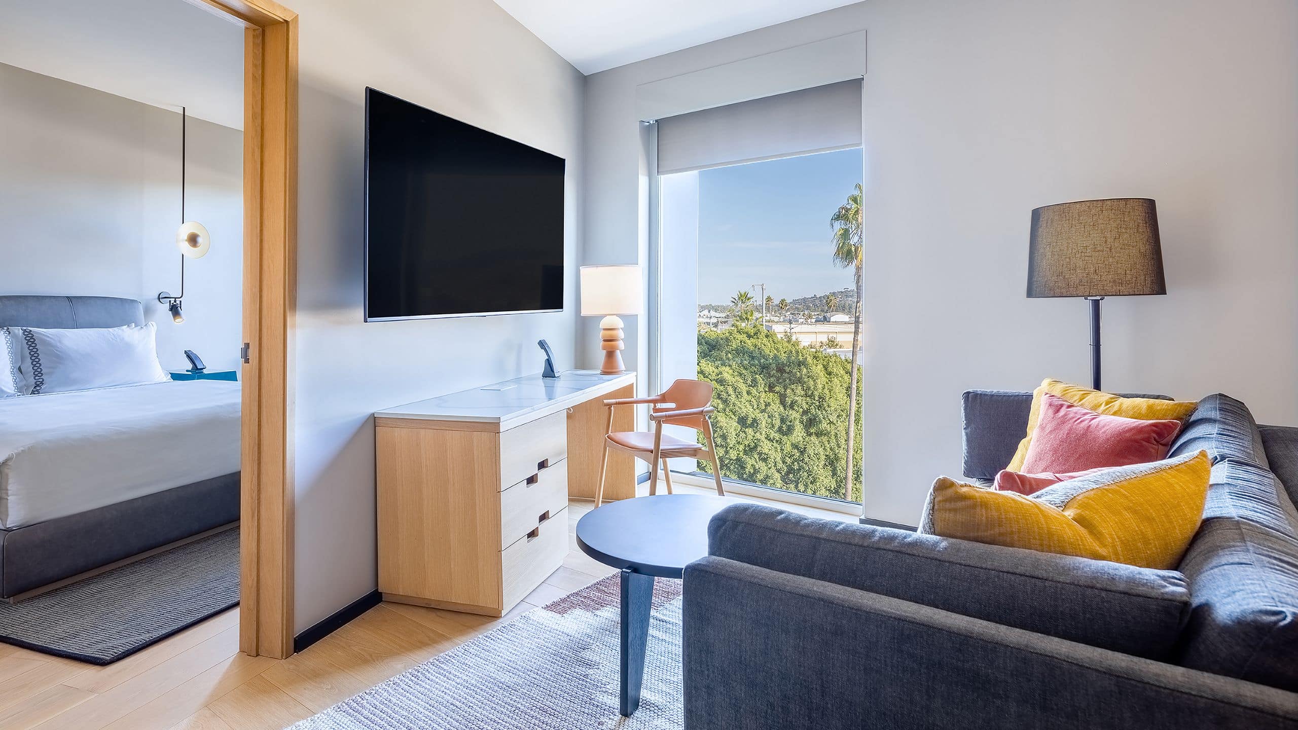 2 von 3 The Shay King Suite Living Room