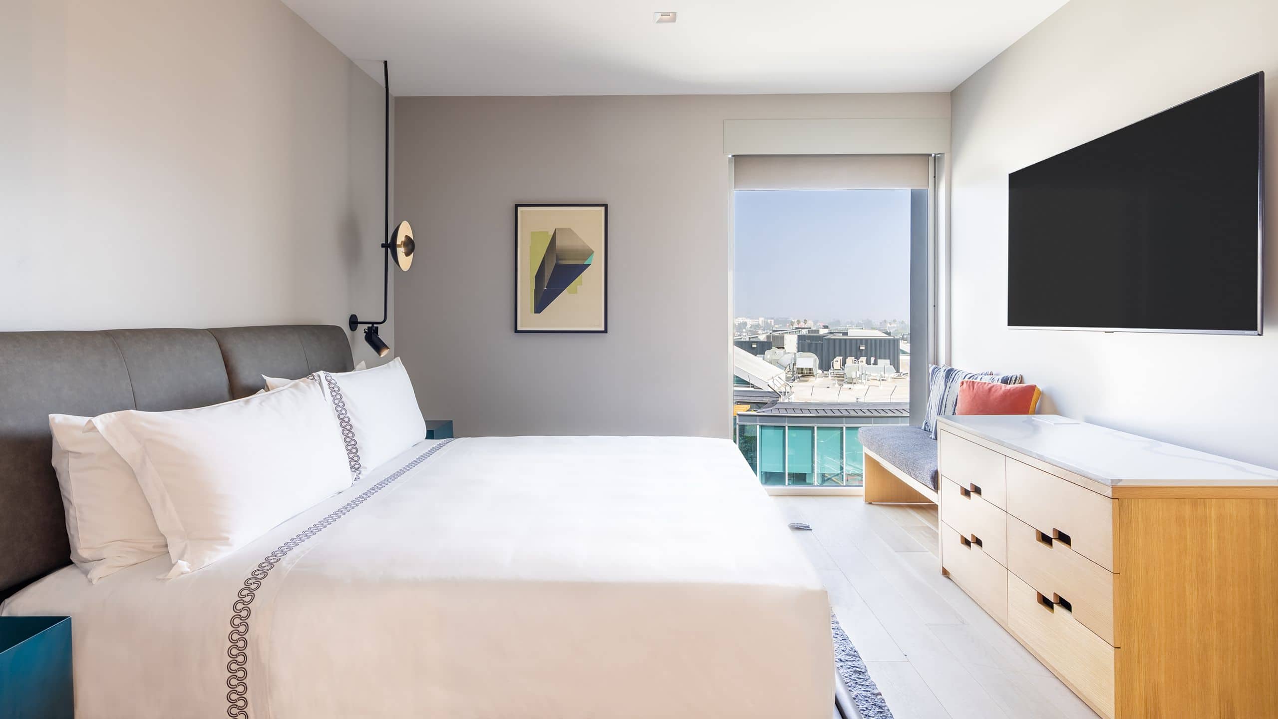 2 von 6 The Shay Penthouse Bedroom
