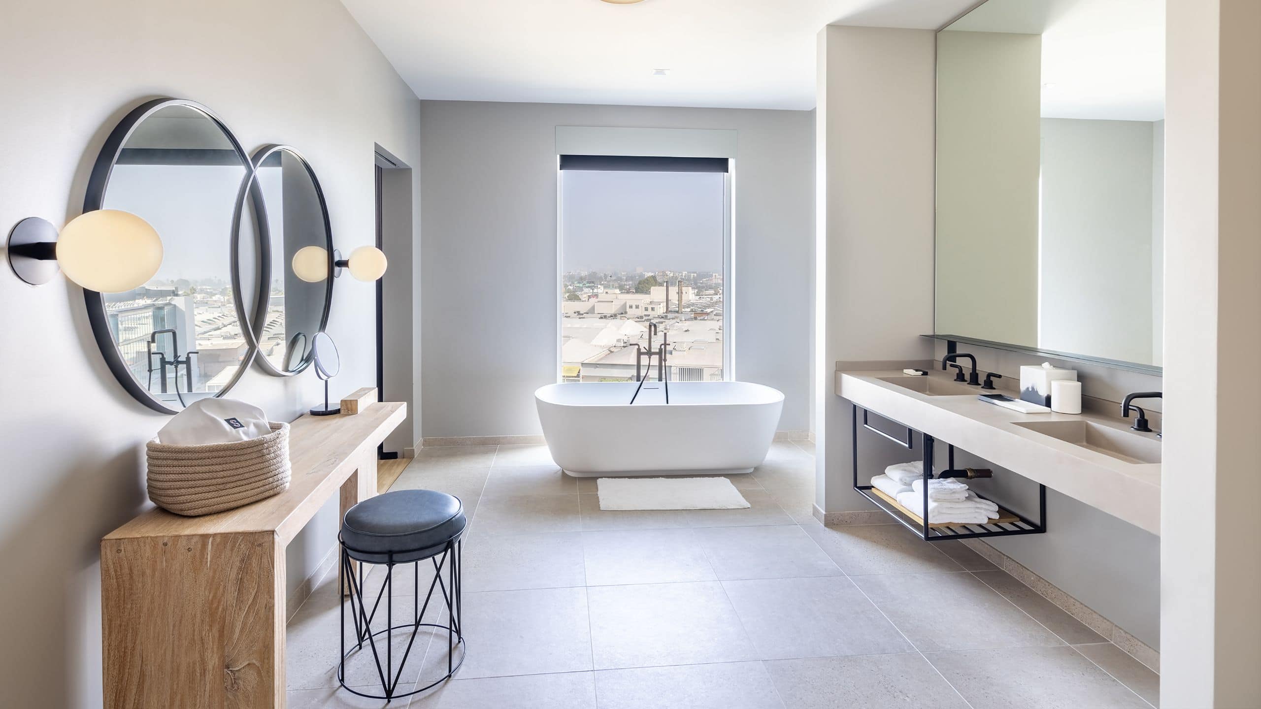 7 von 7 The Shay Presidential Suite Bathtub
