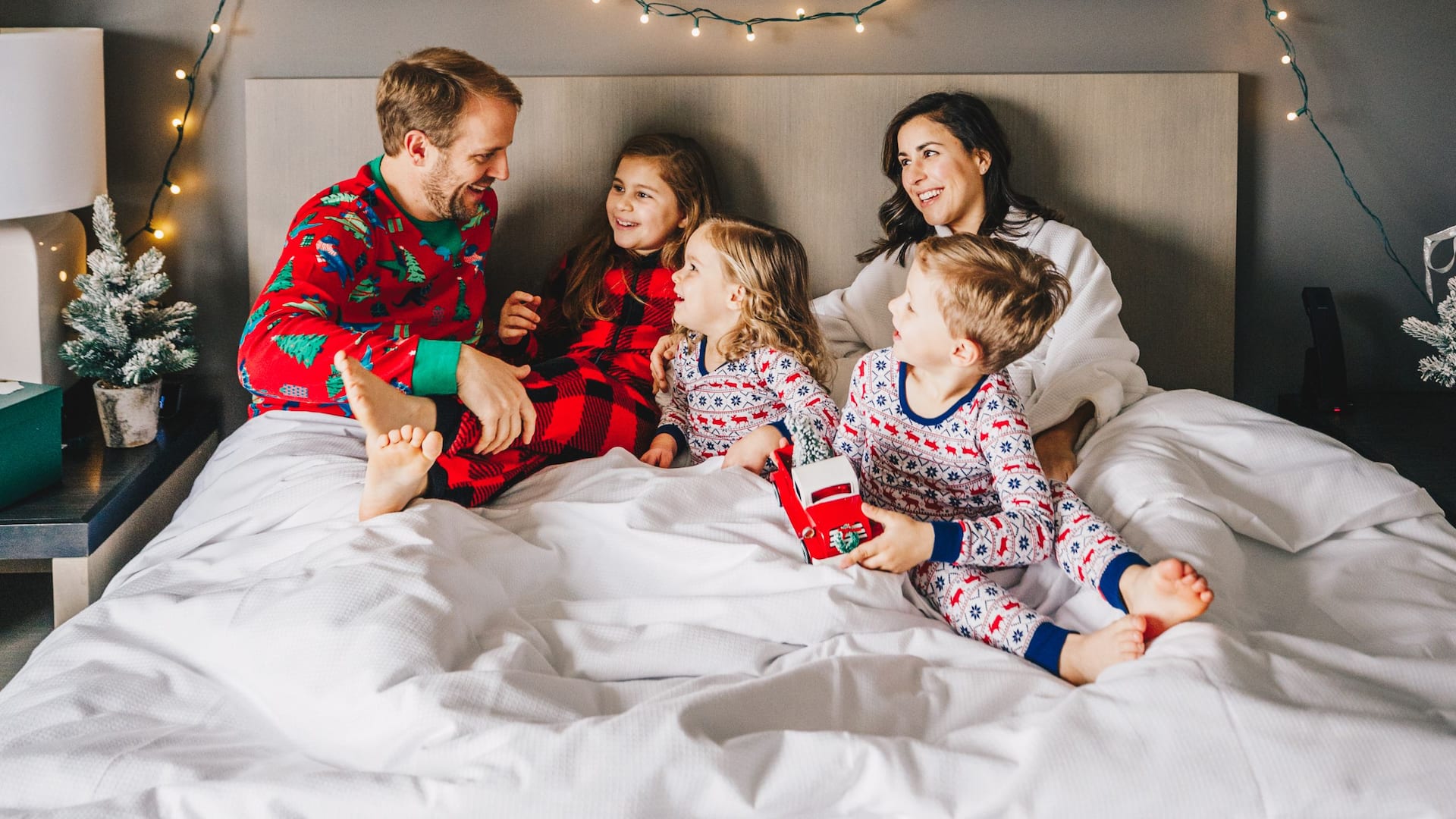 Hyatt House HH_P0636 Holiday Family In Bed