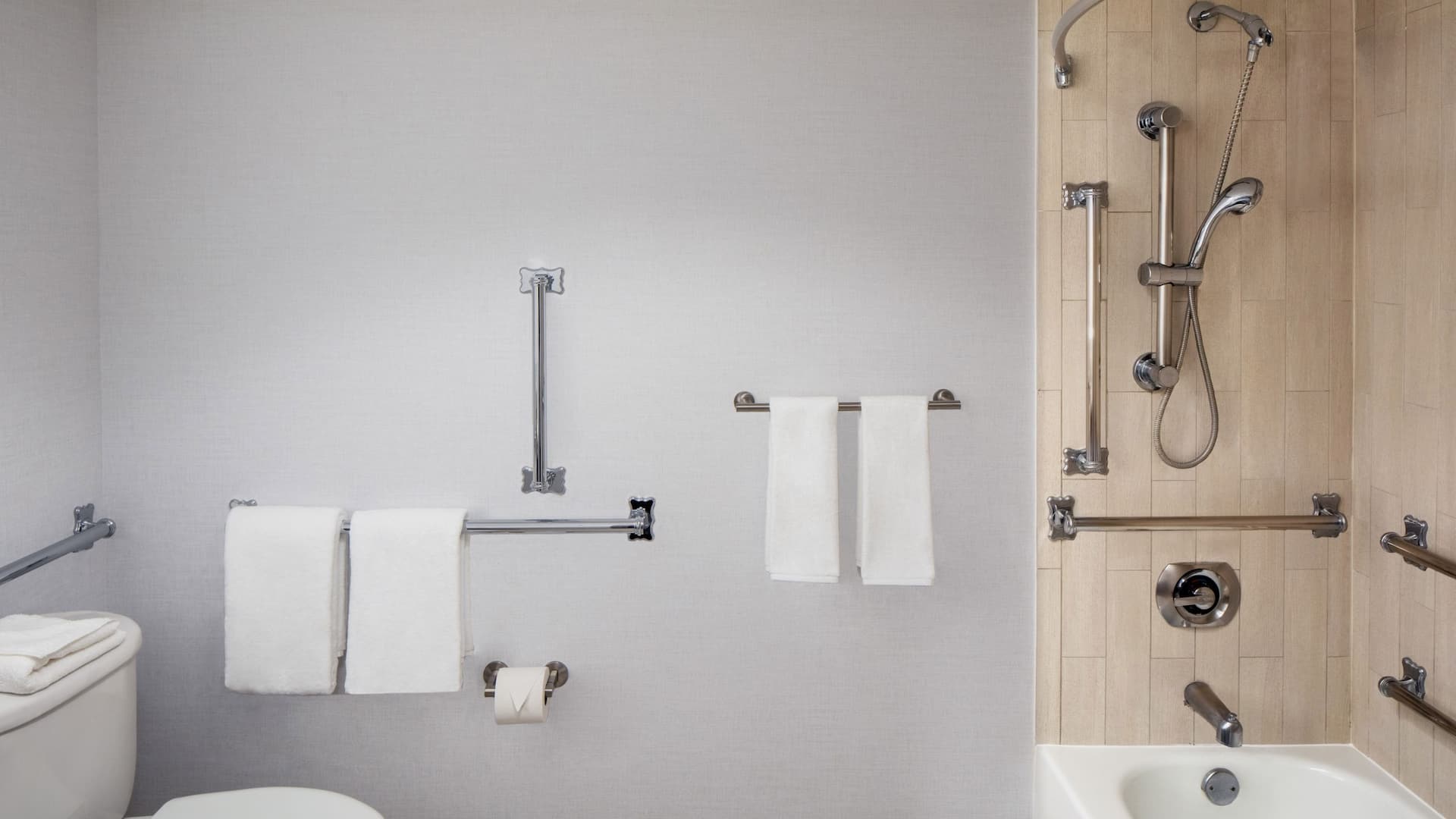 2 de 3 Hyatt Regency Morristown Ada Bathroom With Tub