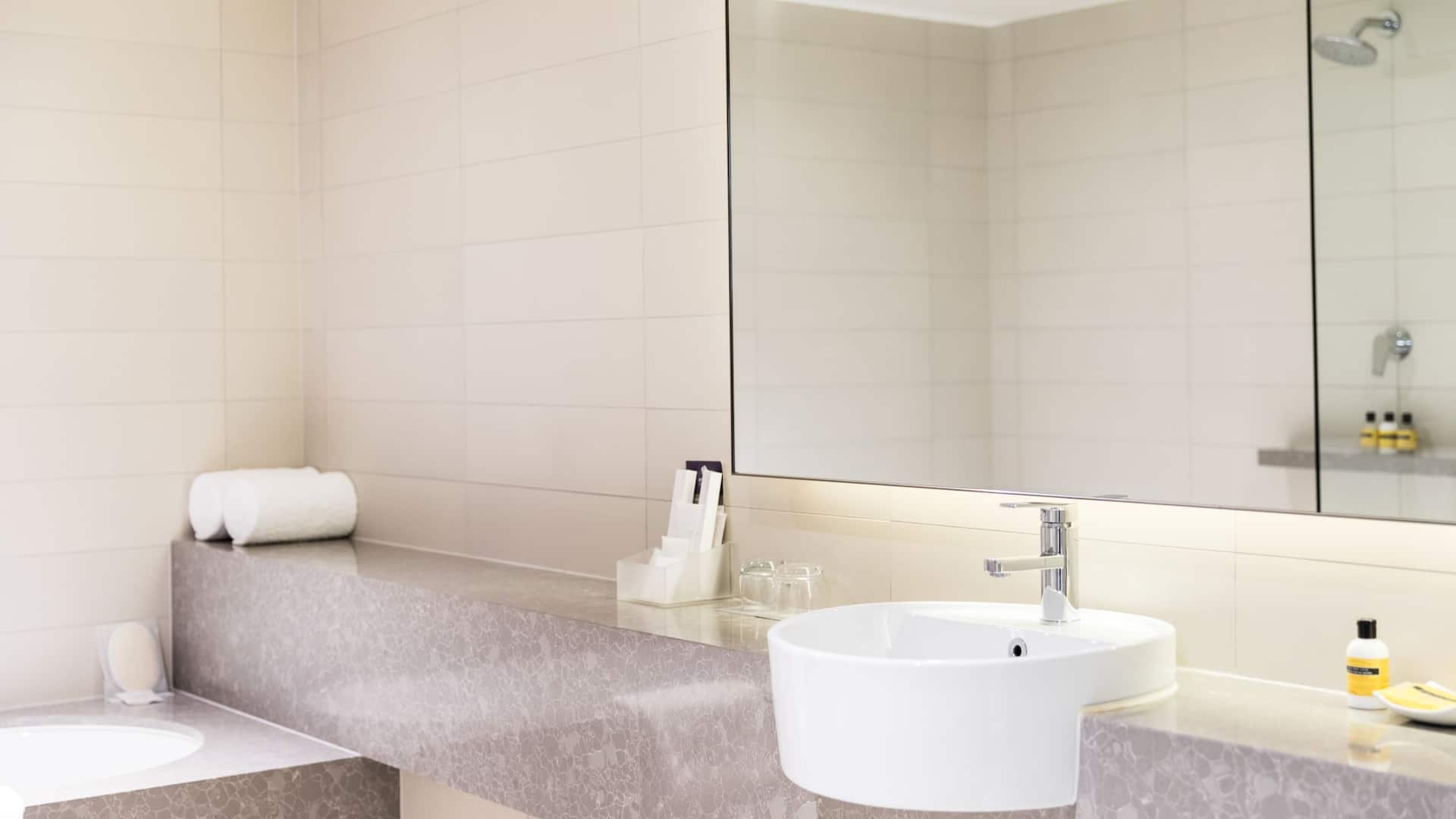 3 de 5  Hyatt Regency Sydney Balcony Suite Bathroom Vanity
