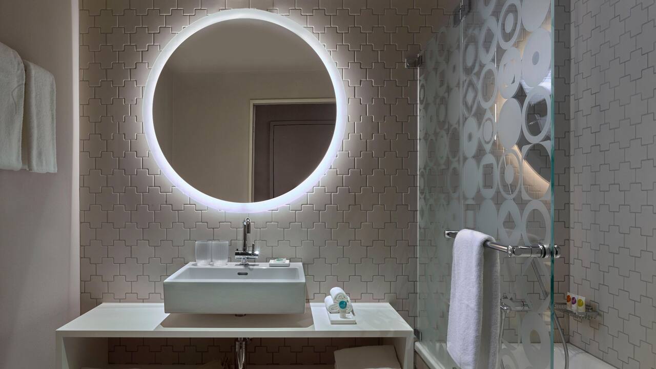 Bathroom with Shower Hyatt Place Zurich 