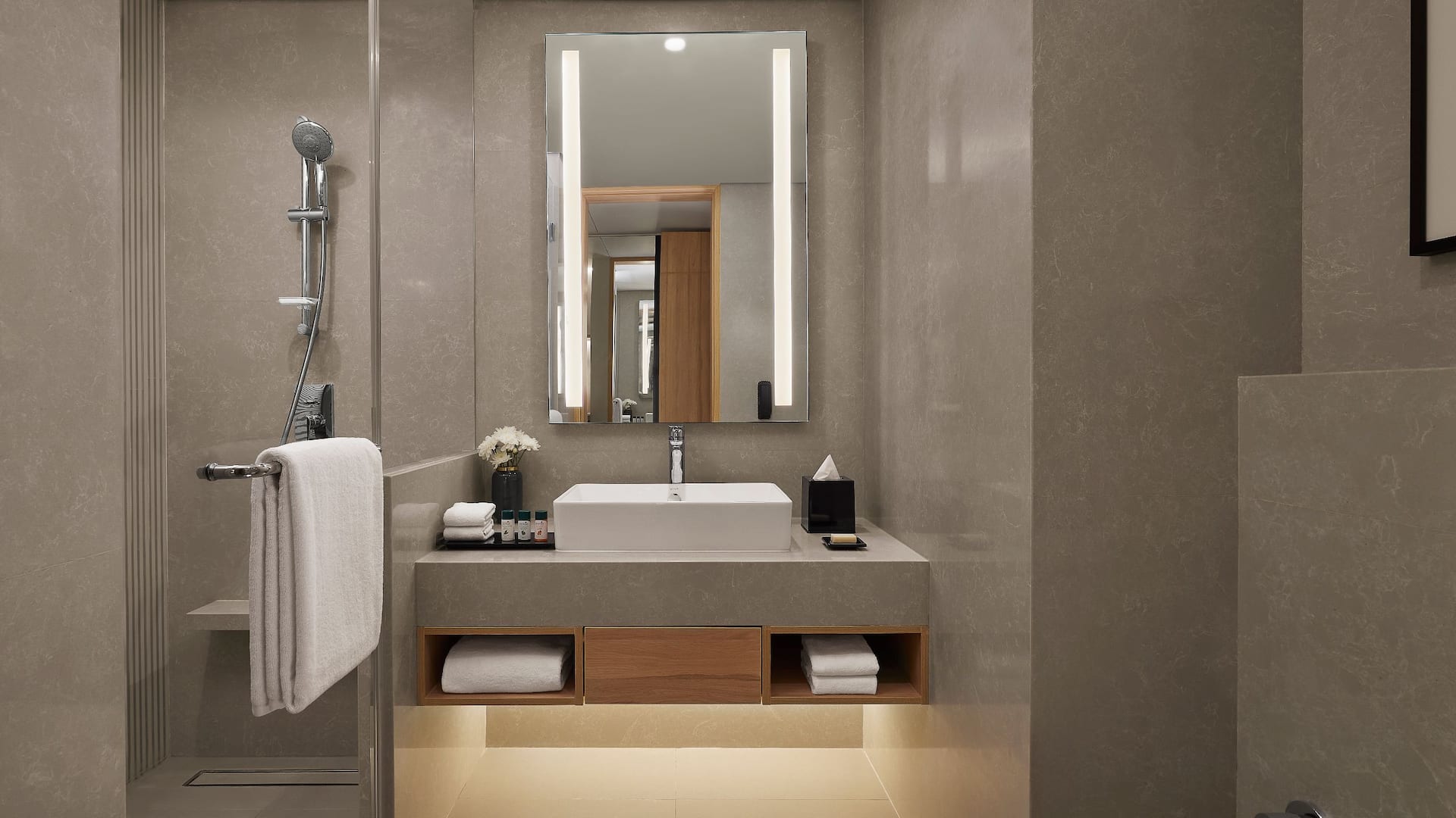 6 de 7 Hyatt Place Vadodara Balcony Room Bathroom