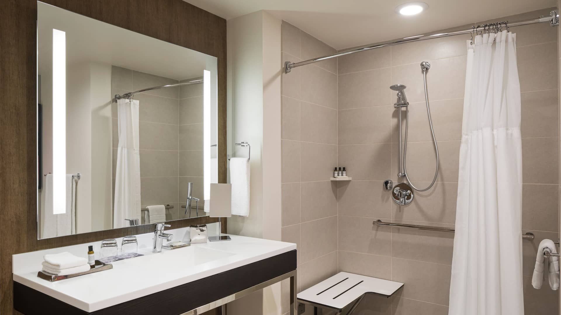 2 из 2 Hyatt Regency Bloomington - Minneapolis ADA King Bathroom