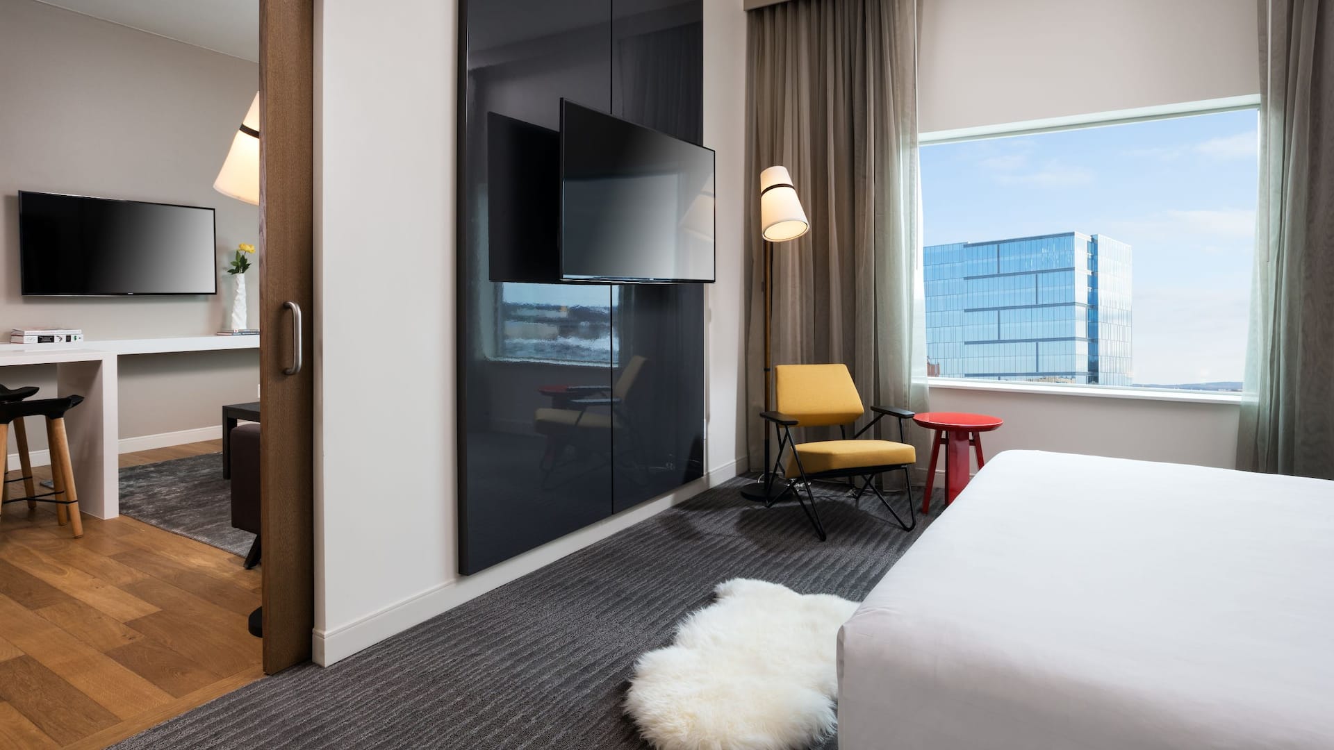 2 из 4 Hyatt Regency Bloomington - Minneapolis Suite Bedroom