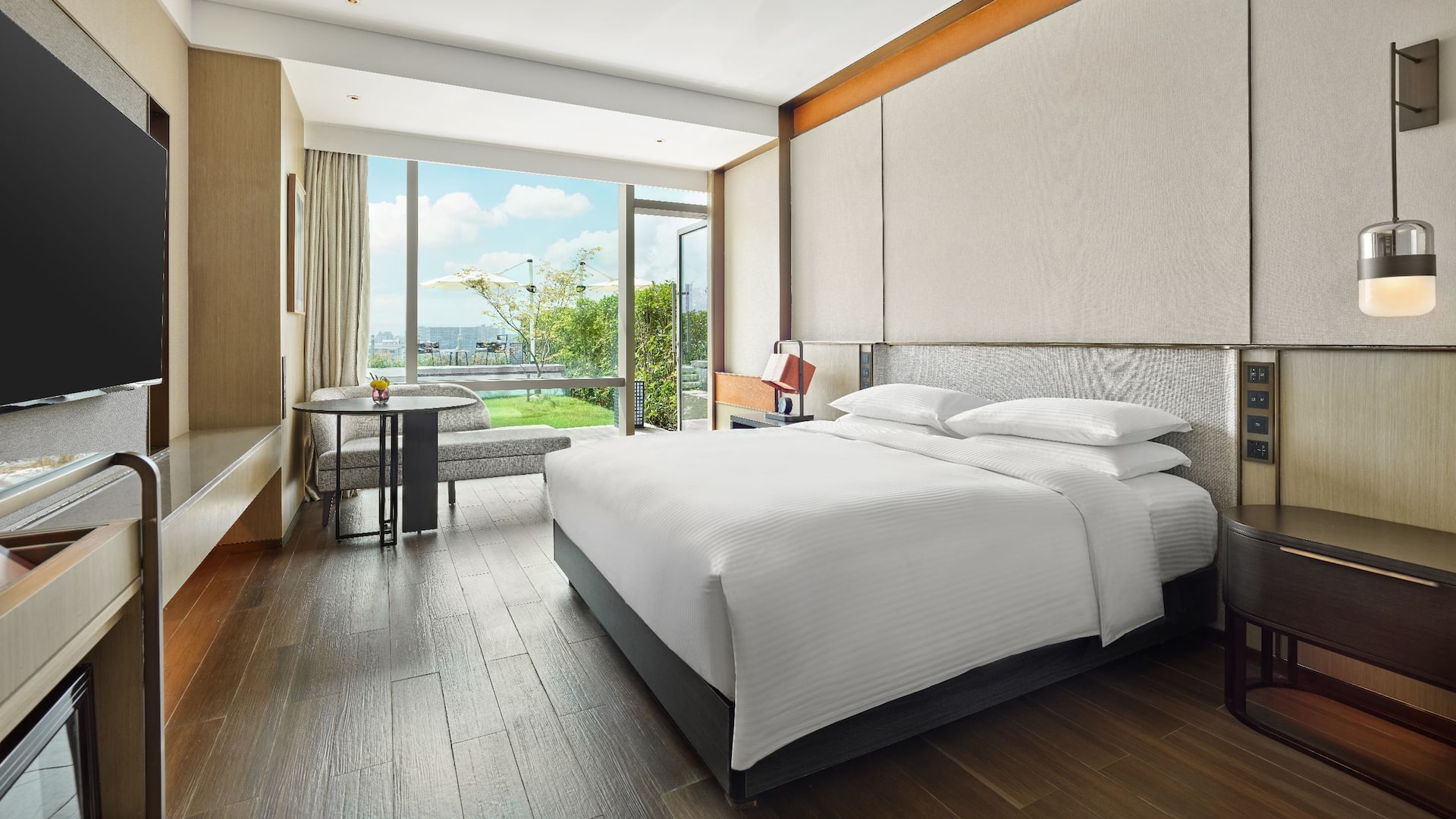 Hyatt Regency Shanghai Songjiang King Bed Lake View