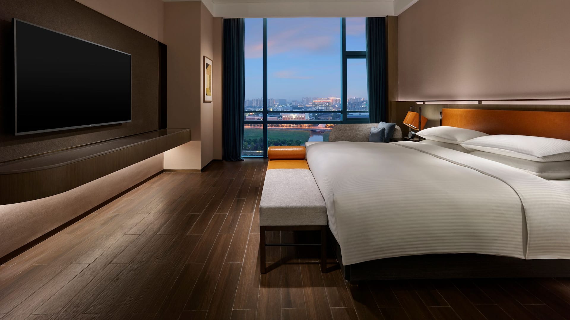 Hyatt Regency Shanghai Songjiang Regency Executive Suite Bedroom