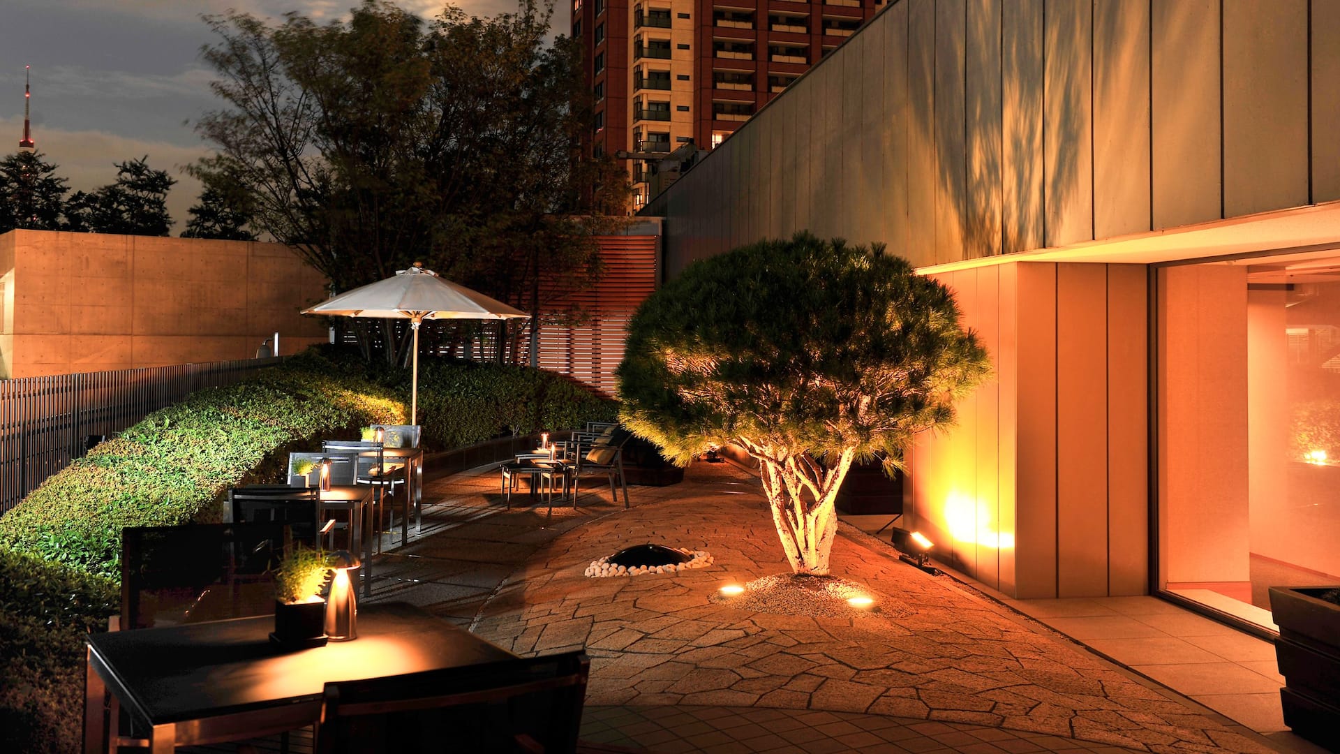 Grand Hyatt Tokyo - Grand Club Lounge Terrace Nighttime